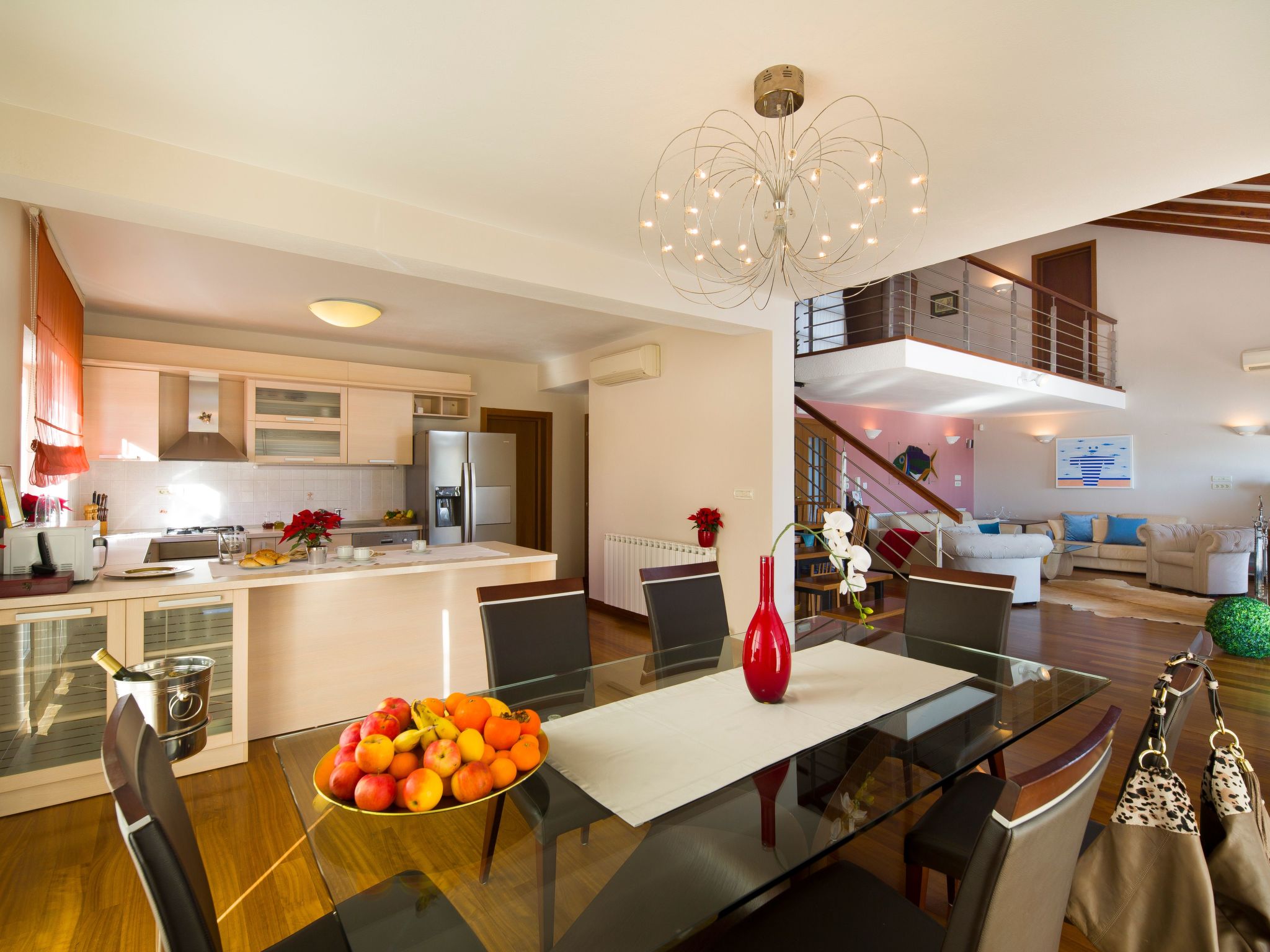 Ferienvilla mit Garten, Grill und Terrasse-Drinnen