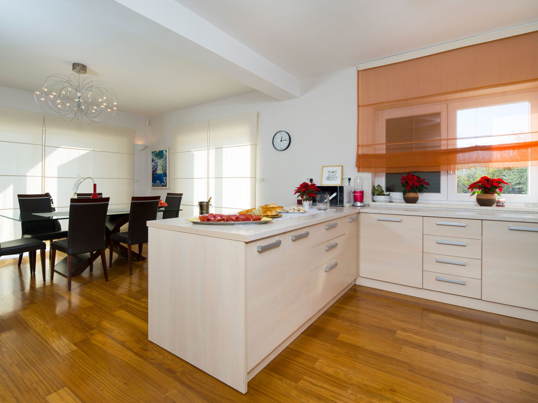 Ferienvilla mit Garten, Grill und Terrasse-Drinnen