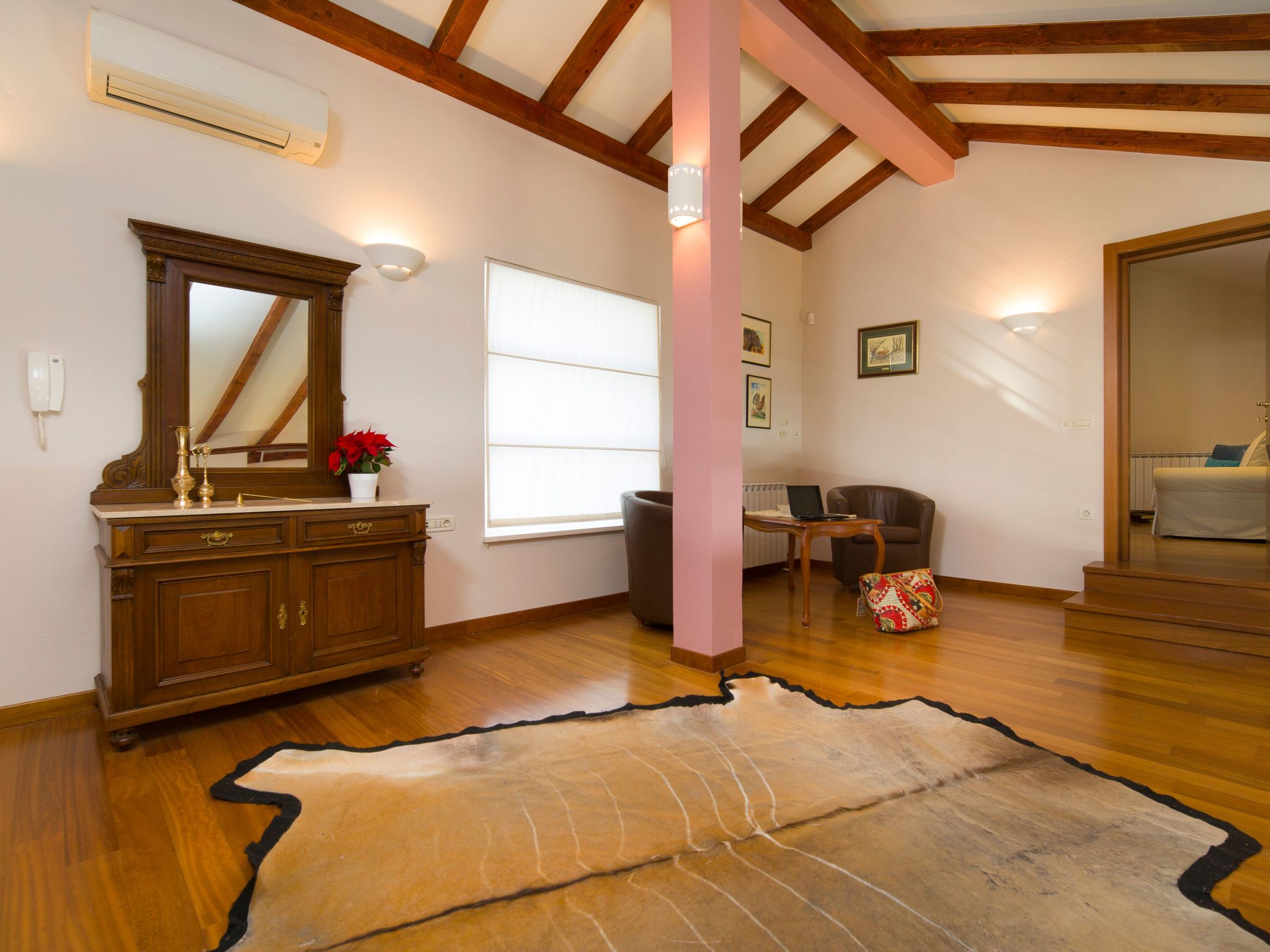 Ferienvilla mit Garten, Grill und Terrasse-Drinnen