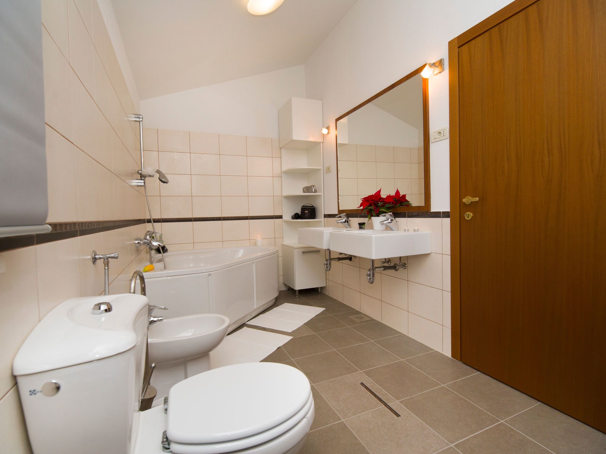 Ferienvilla mit Garten, Grill und Terrasse-Drinnen