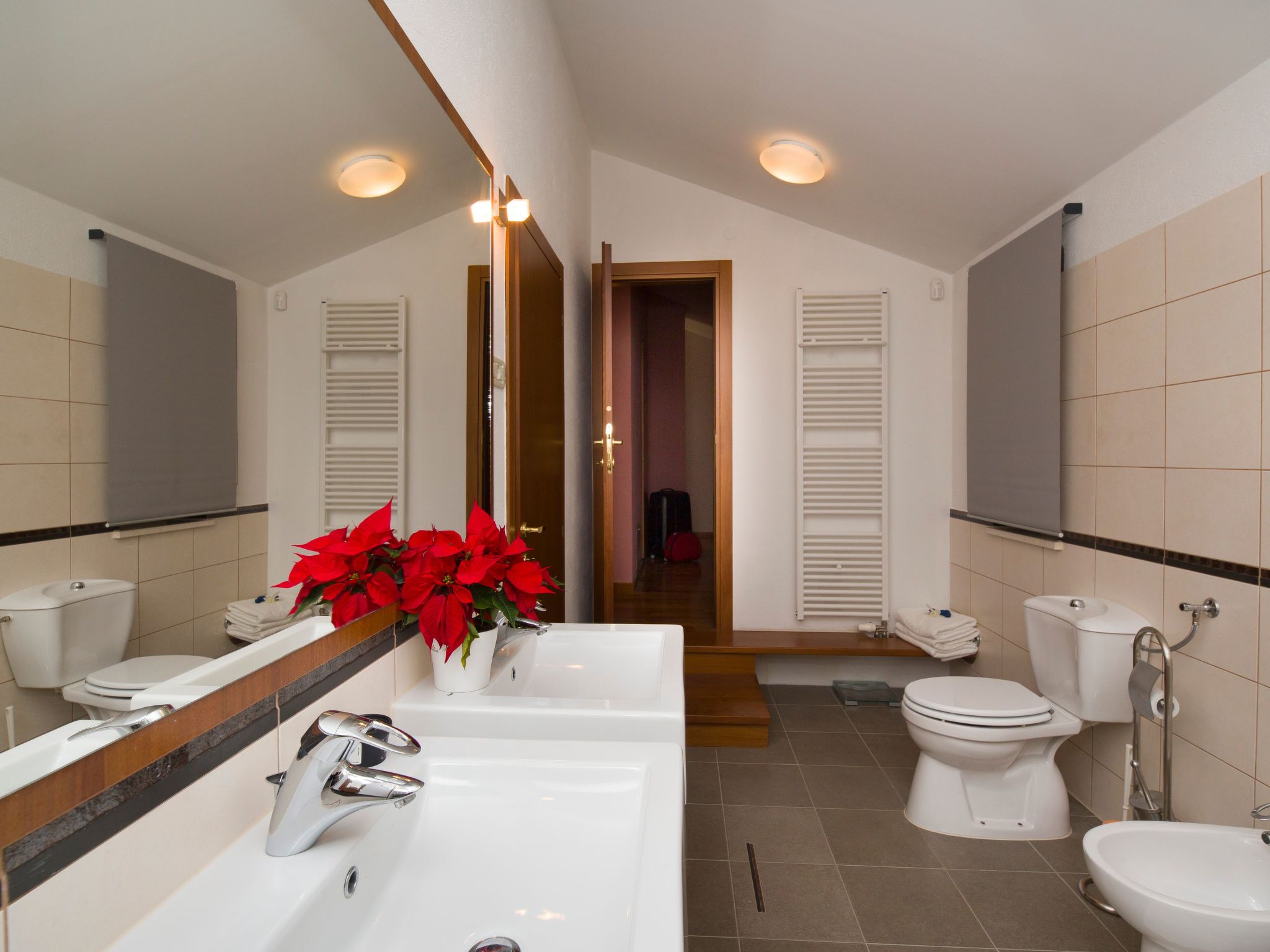 Ferienvilla mit Garten, Grill und Terrasse-Drinnen