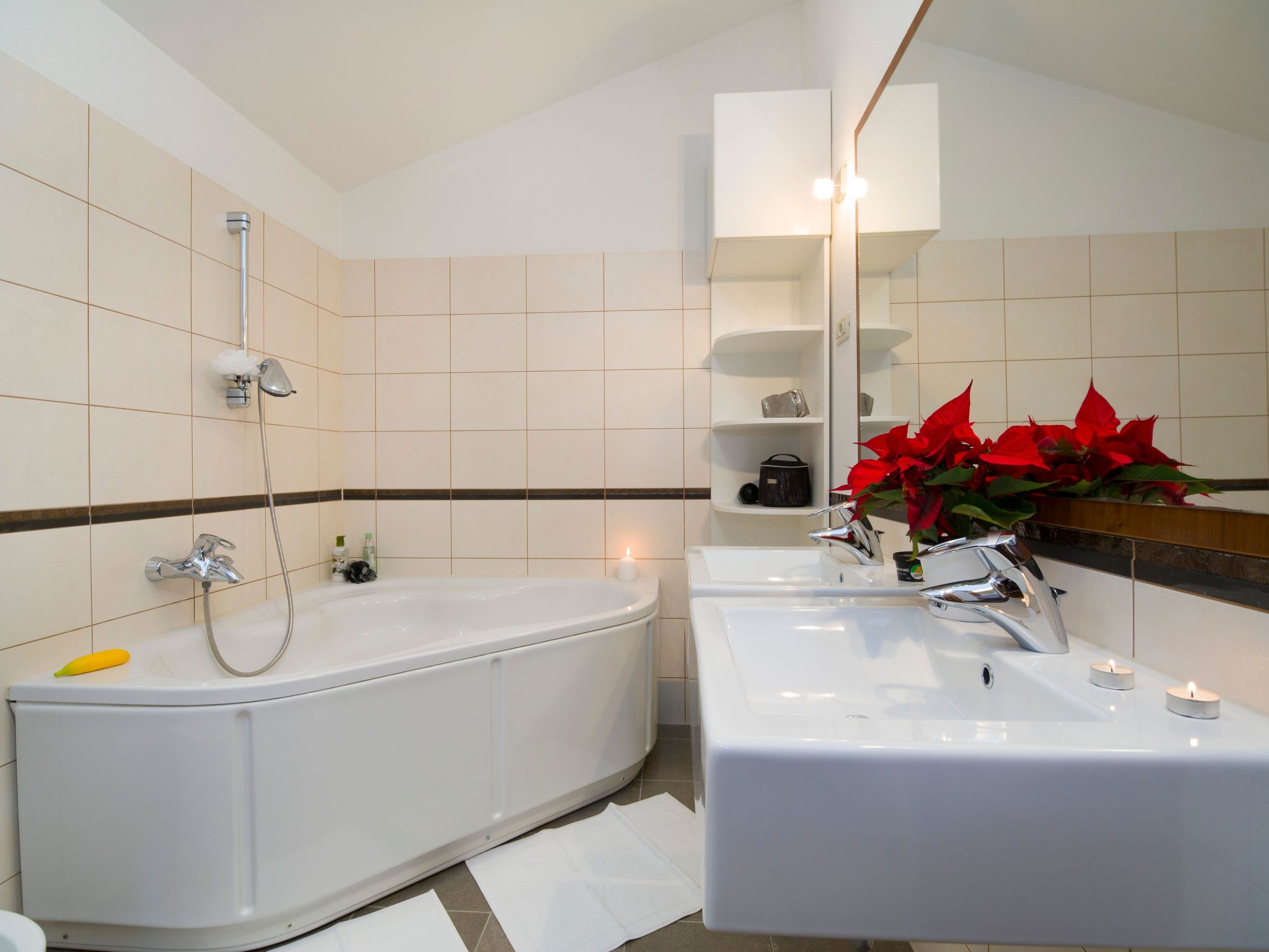 Ferienvilla mit Garten, Grill und Terrasse