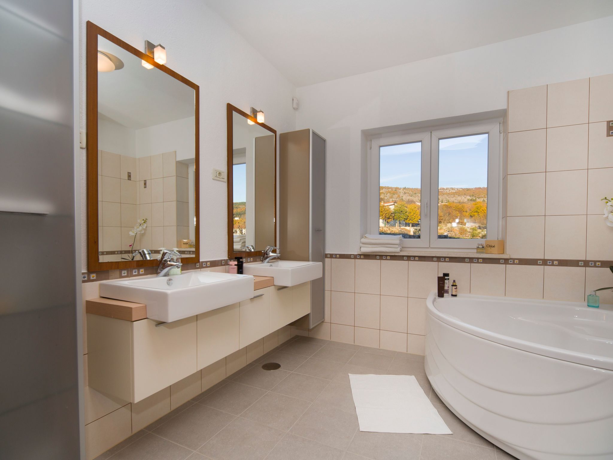 Ferienvilla mit Garten, Grill und Terrasse-Drinnen