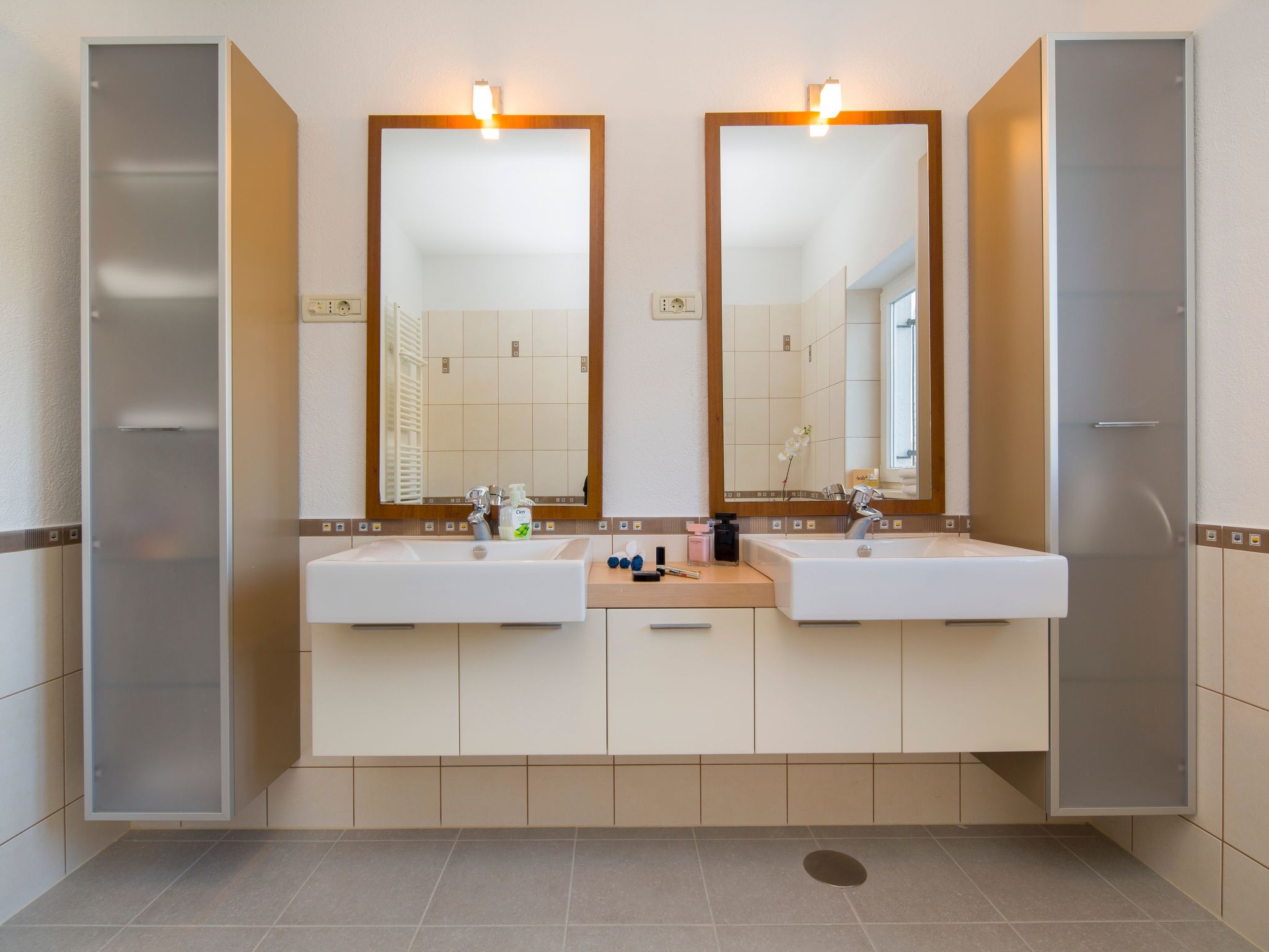 Ferienvilla mit Garten, Grill und Terrasse-Drinnen