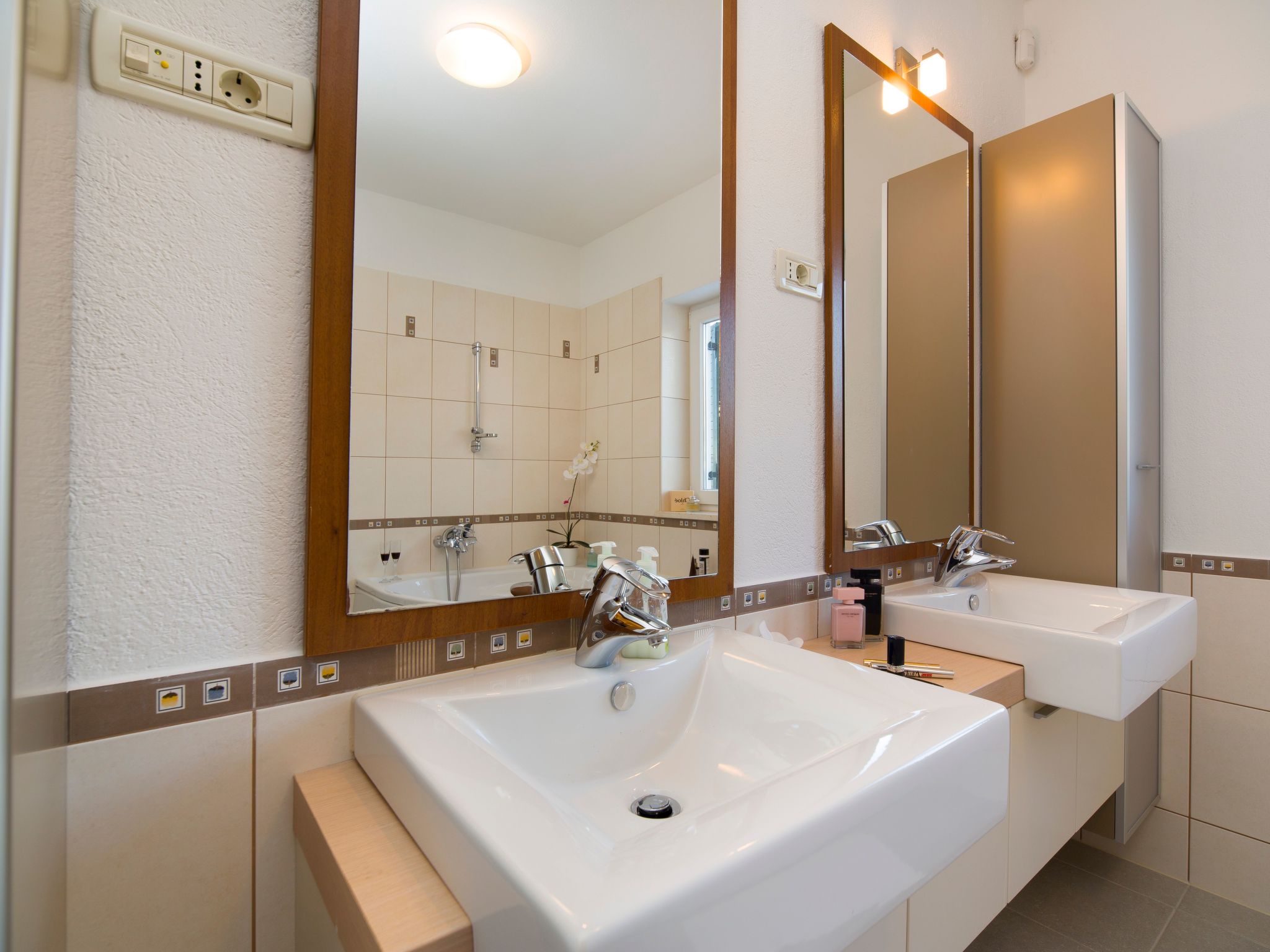 Ferienvilla mit Garten, Grill und Terrasse-Drinnen