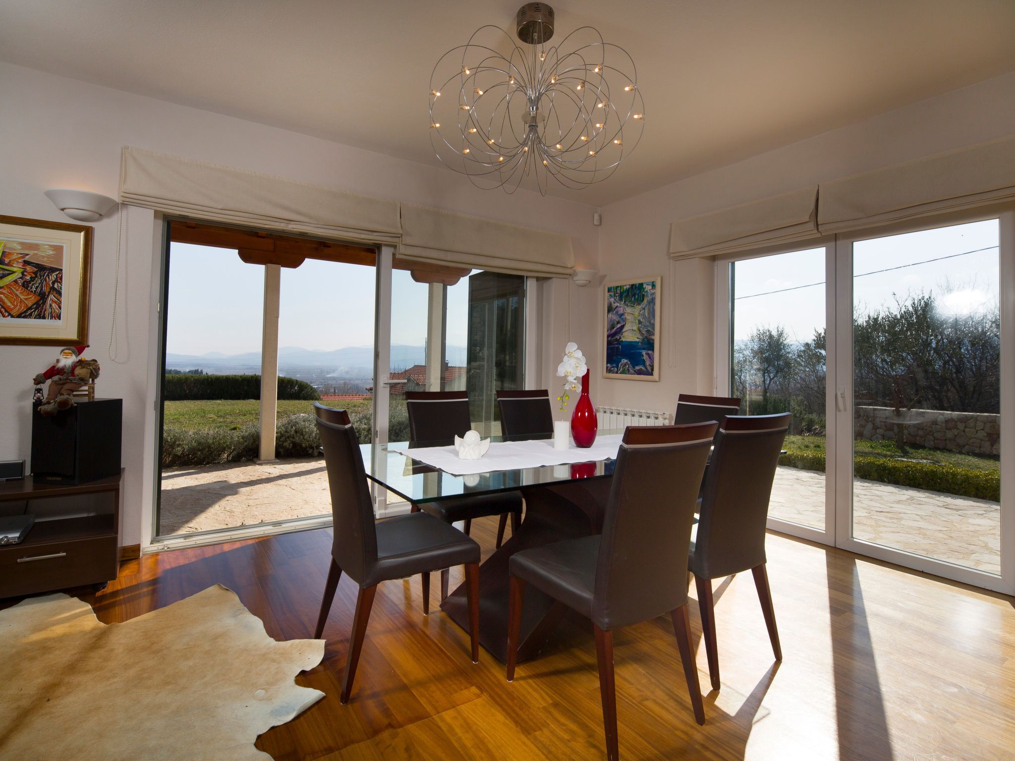 Ferienvilla mit Garten, Grill und Terrasse-Drinnen