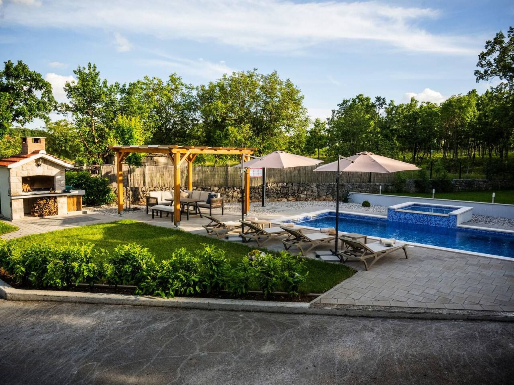 "Alte Eiche" mit Pool, Grill, Terrasse-Drinnen