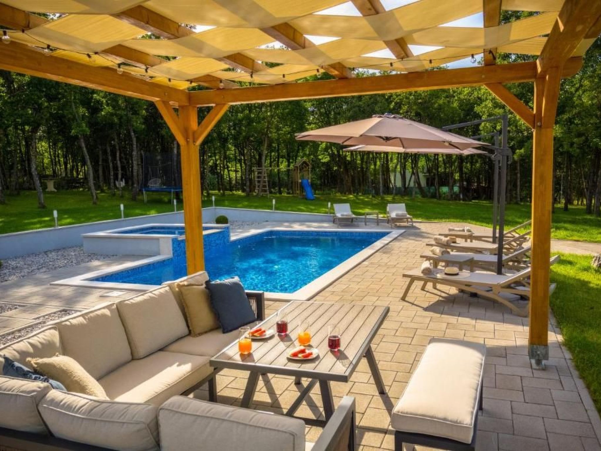 "Alte Eiche" mit Pool, Grill, Terrasse-Drinnen