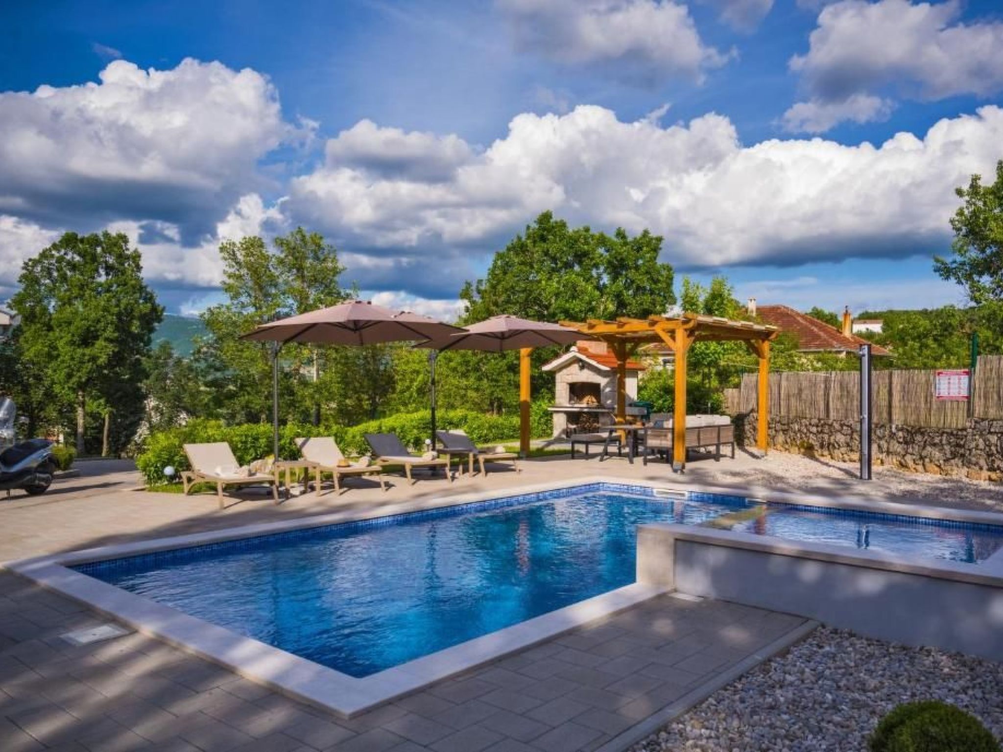 "Alte Eiche" mit Pool, Grill, Terrasse-Drinnen