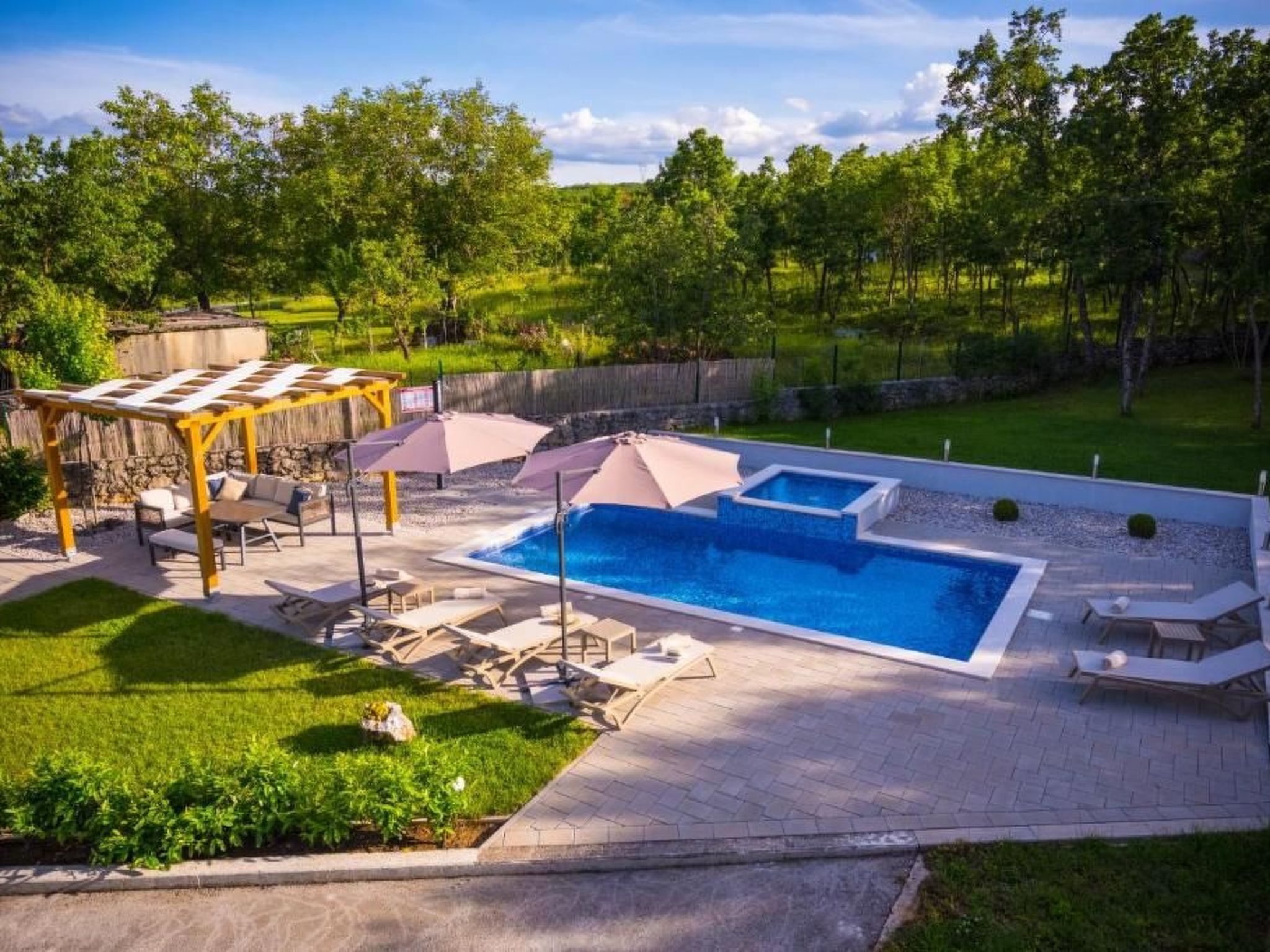 "Alte Eiche" mit Pool, Grill, Terrasse-Drinnen