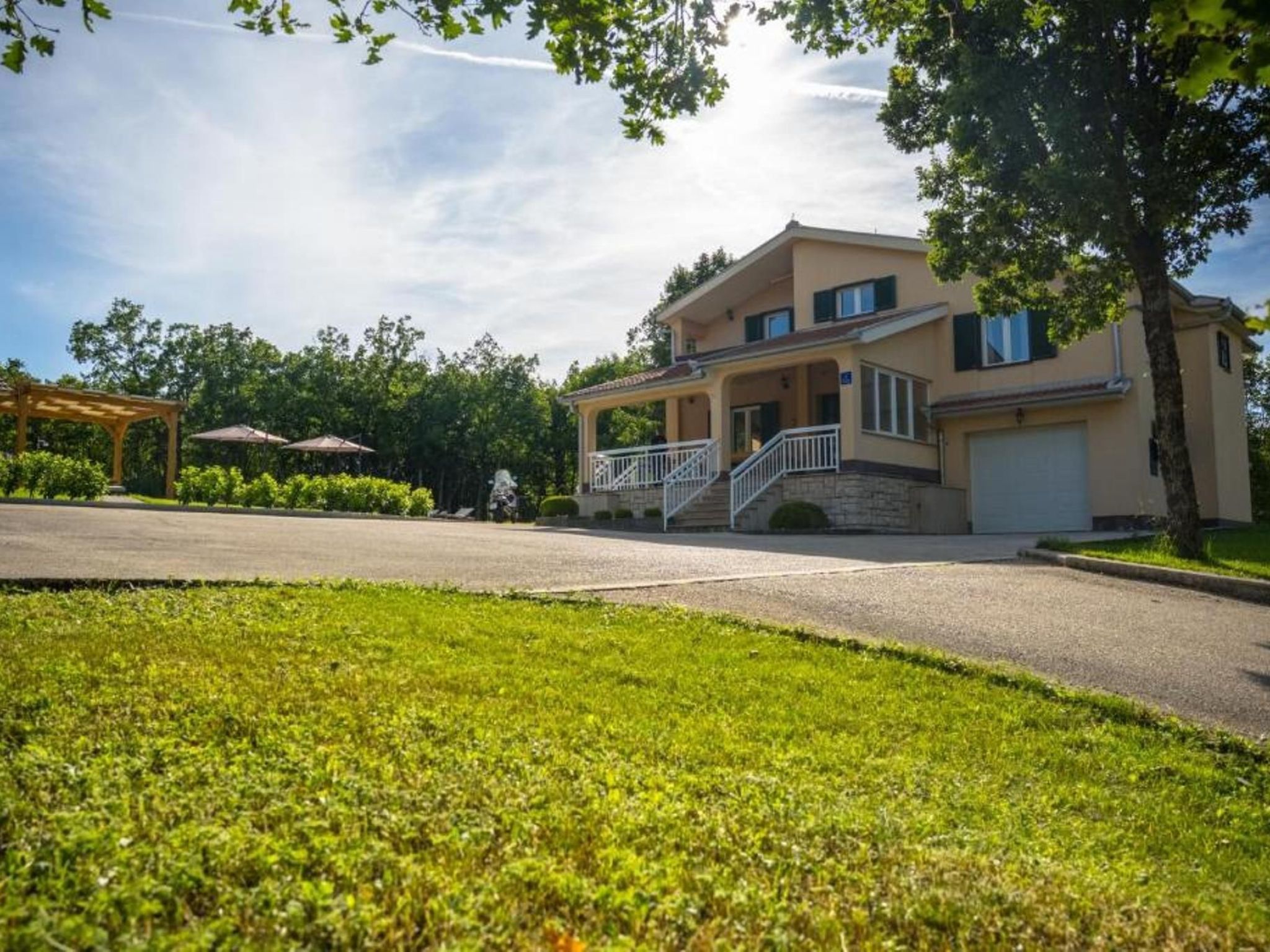 "Alte Eiche" mit Pool, Grill, Terrasse-Drinnen