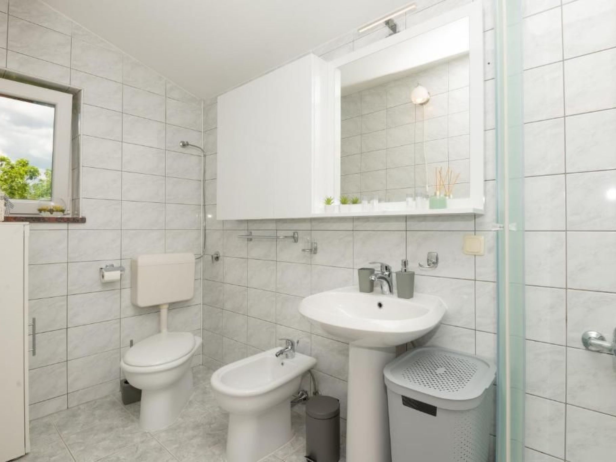 "Alte Eiche" mit Pool, Grill, Terrasse-Drinnen