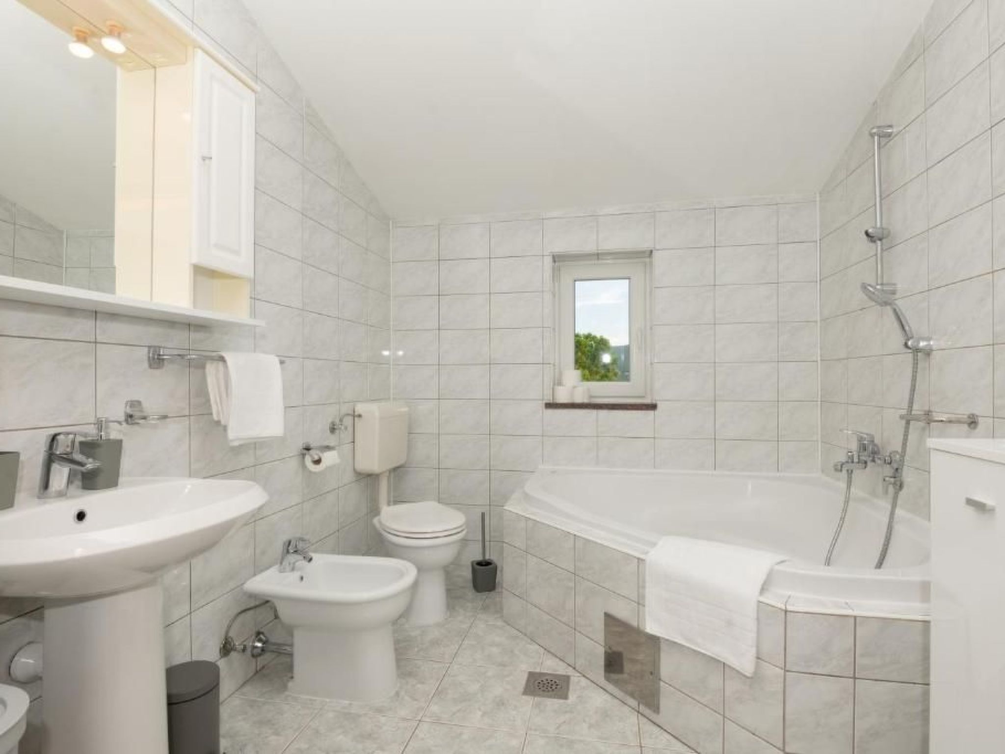 "Alte Eiche" mit Pool, Grill, Terrasse-Drinnen