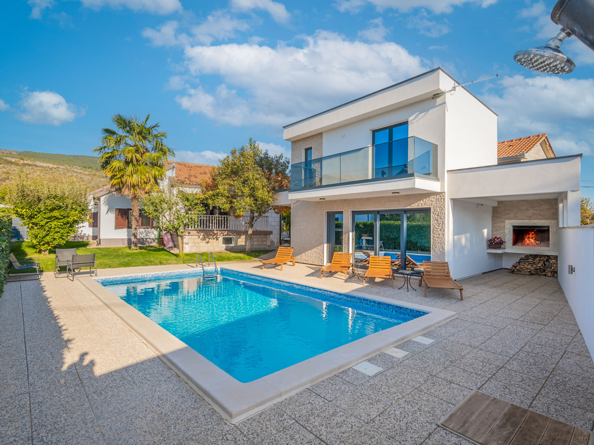 Huis 6-kamers 185 m2 op 2 verdiepingen. Woon-/eetkamer met Sat-TV (Flatscreen TV), houtkachel en air-conditioning. Uitgang naar het terras. 1 kamer met 1 2-pers bed (180 cm, lengte 200 cm), Sat-TV (Fl..