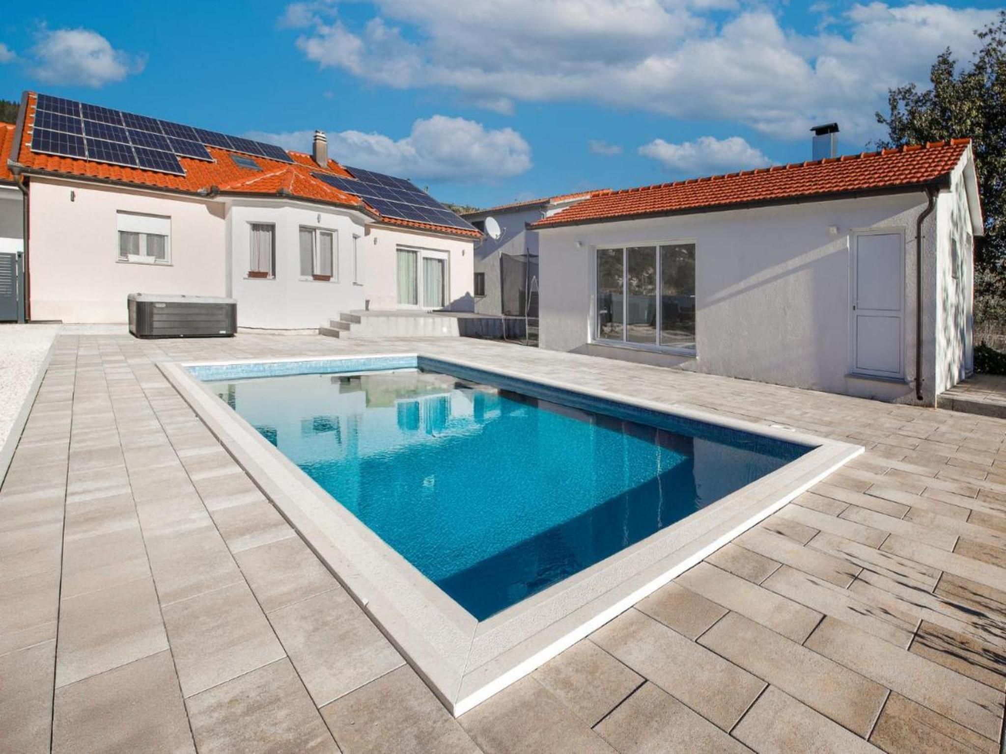 Ana mit Pool und Jacuzzi-Dedans