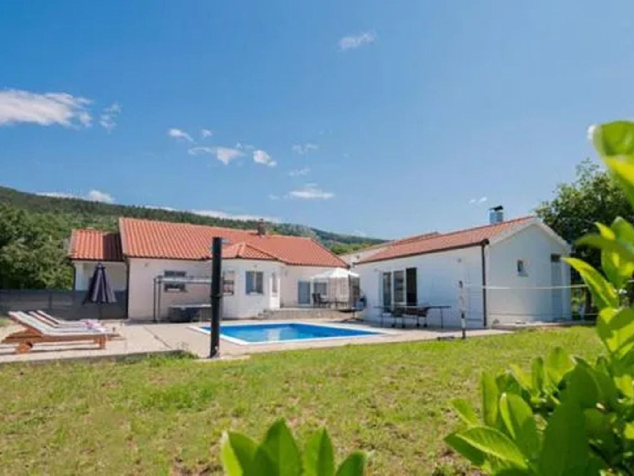 Ana mit Pool und Jacuzzi-Dedans