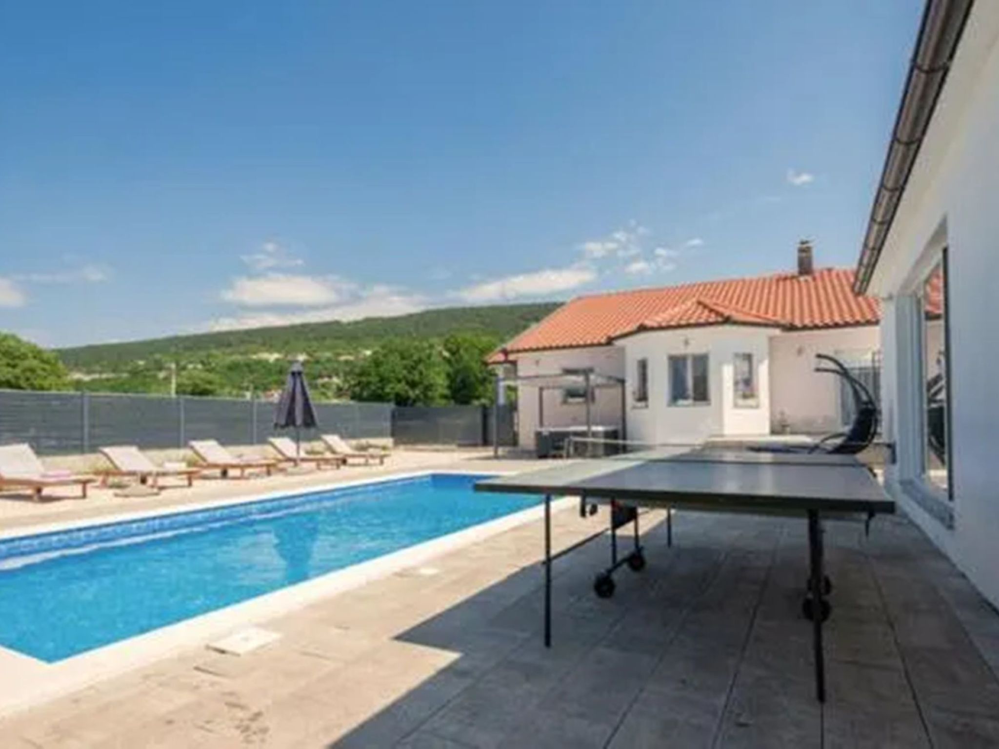 Ana mit Pool und Jacuzzi-Dedans