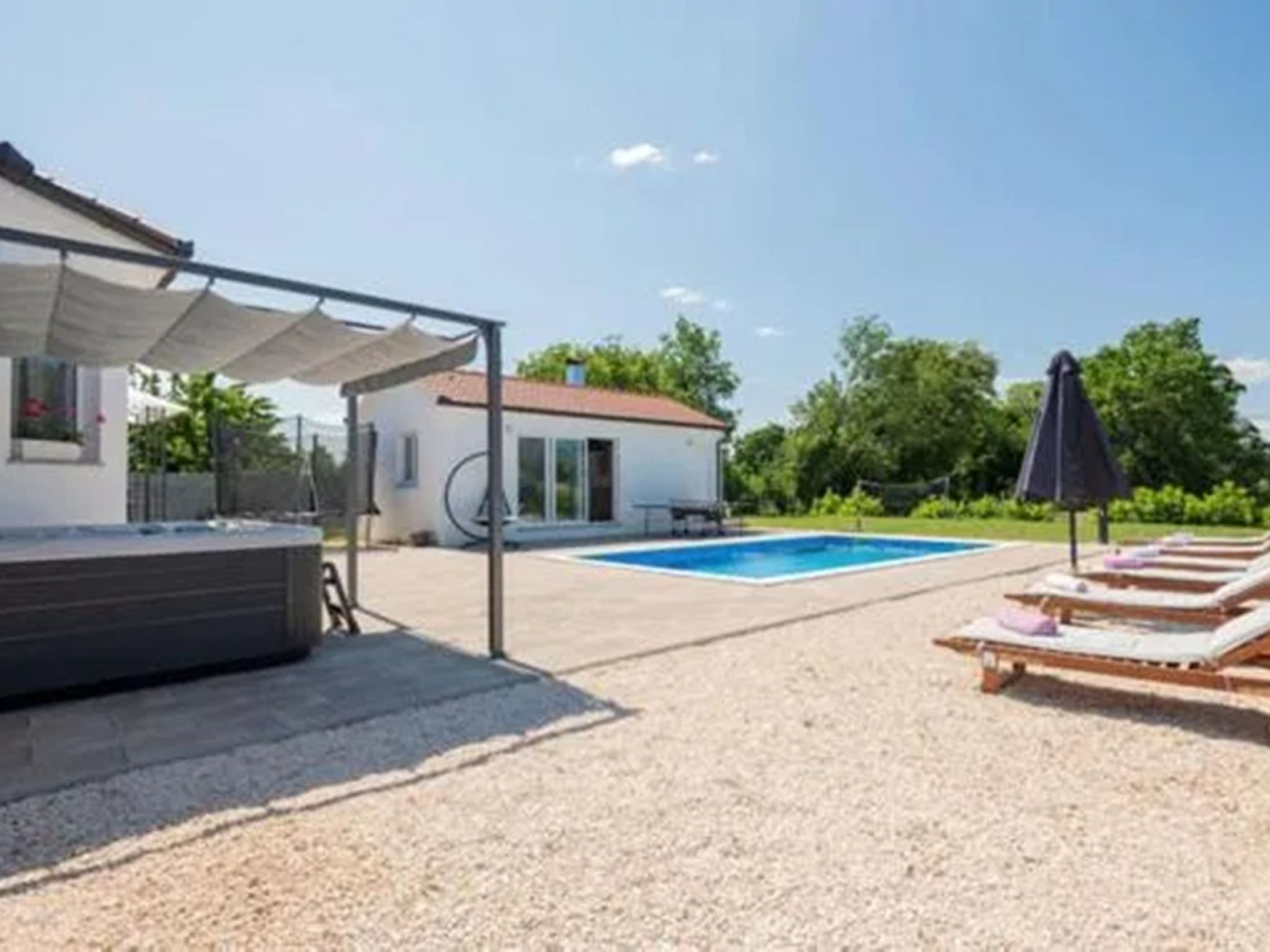 Ana mit Pool und Jacuzzi-Dedans