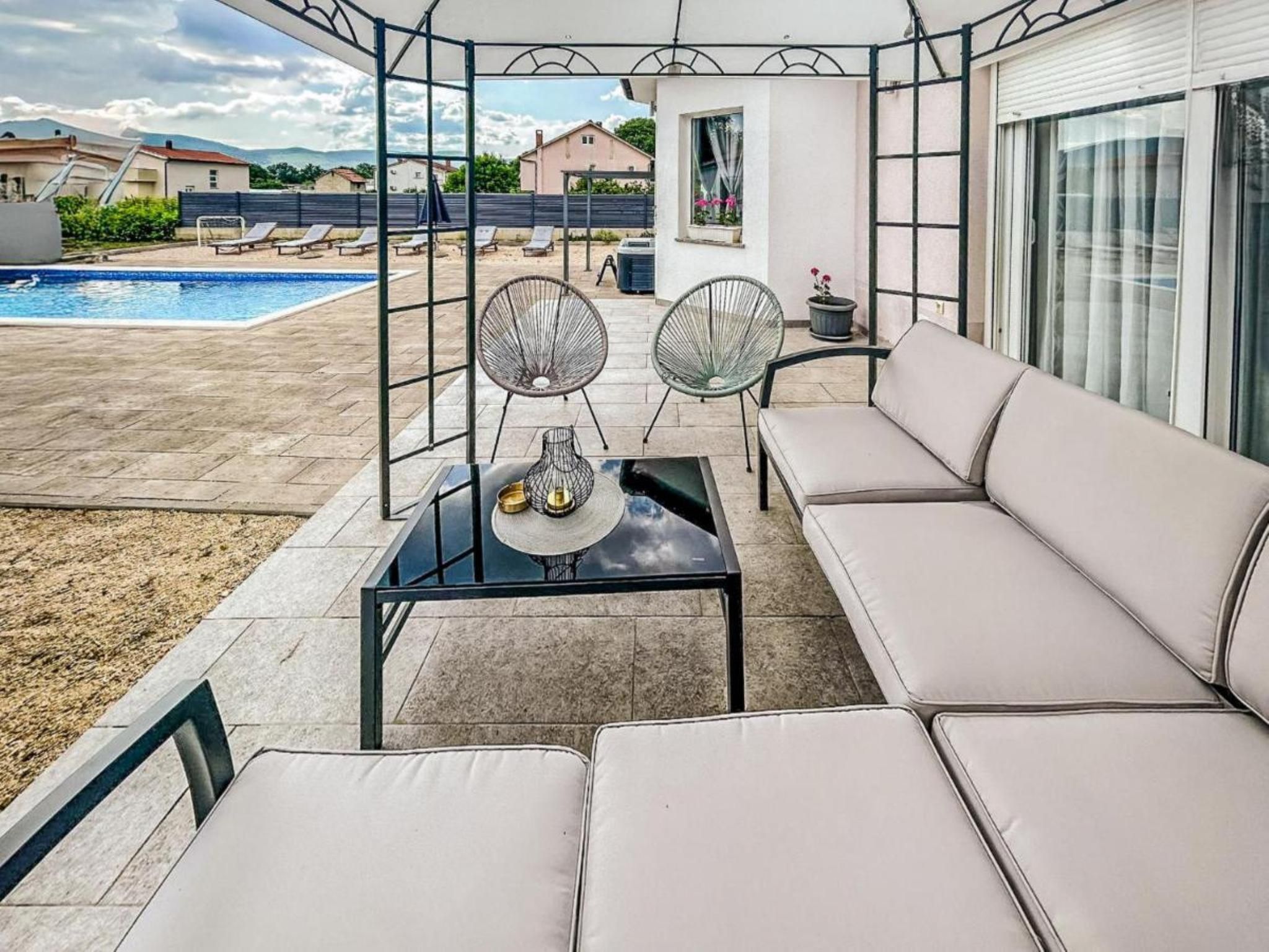 Ana mit Pool und Jacuzzi-Dedans