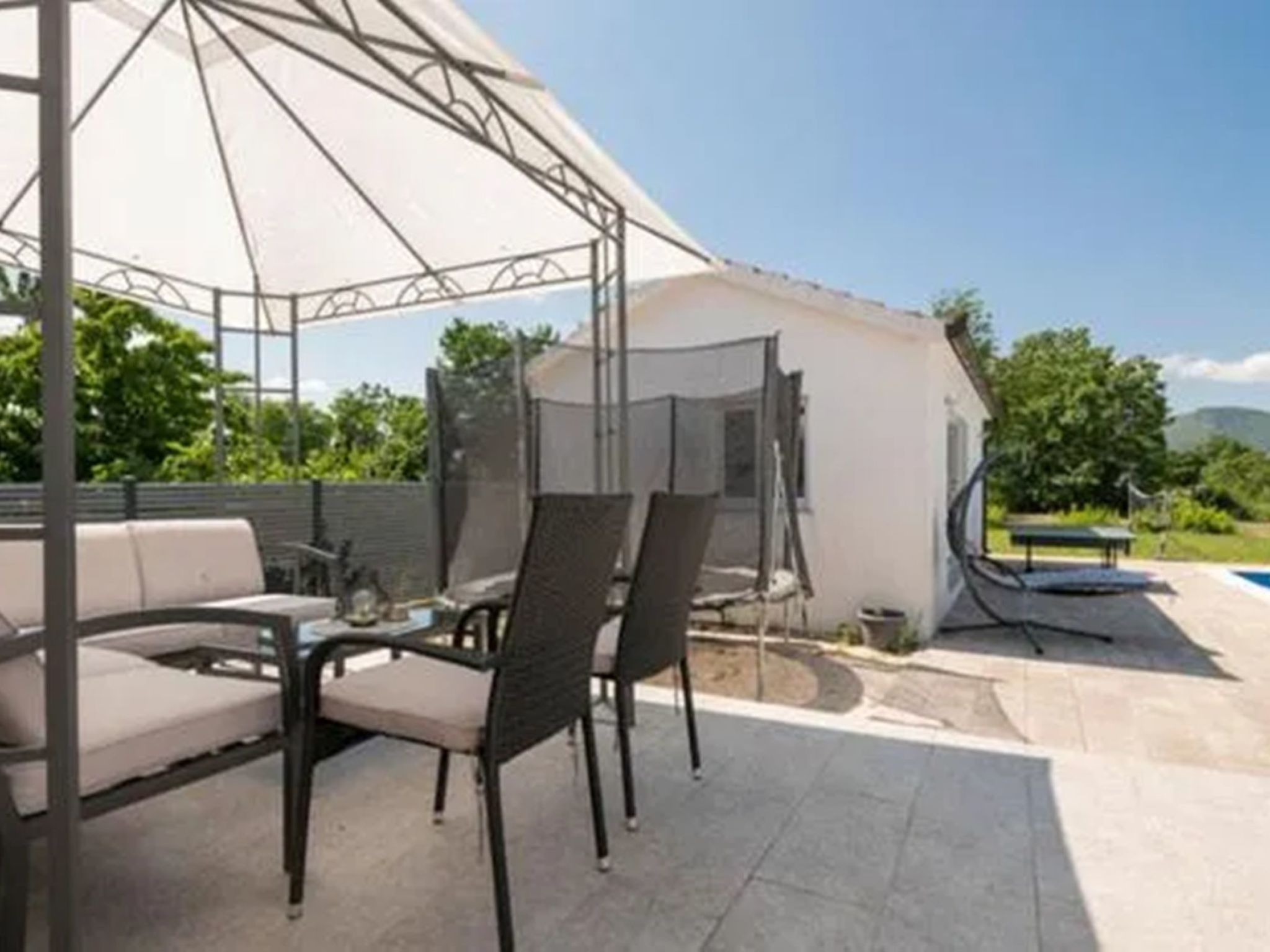 Ana mit Pool und Jacuzzi-Dedans