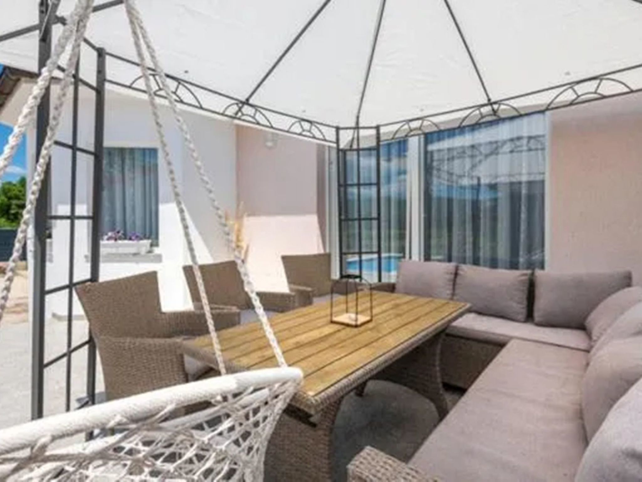 Ana mit Pool und Jacuzzi-Dedans