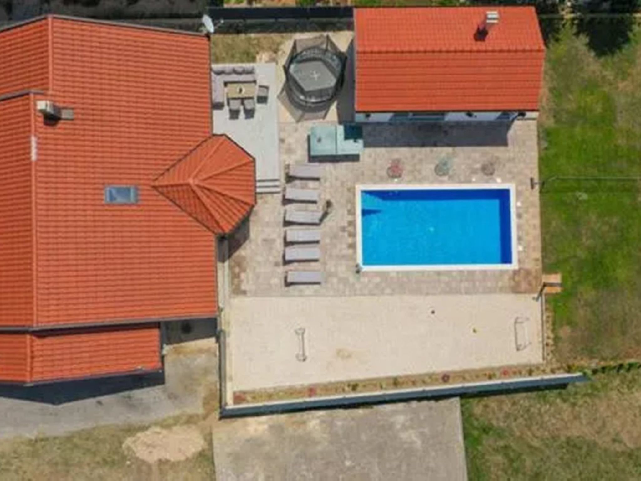 Ana mit Pool und Jacuzzi-Dedans