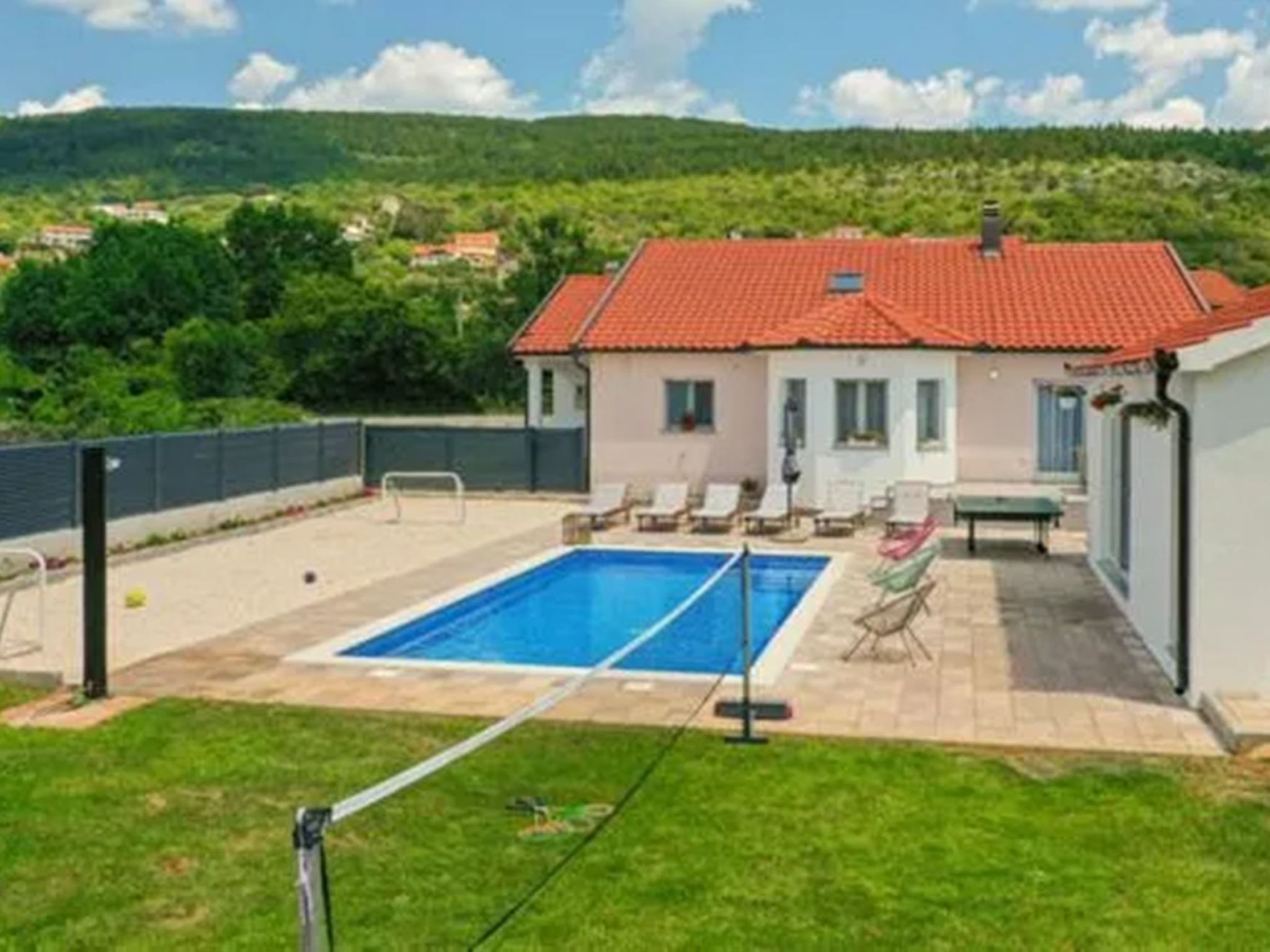 Ana mit Pool und Jacuzzi-Dedans