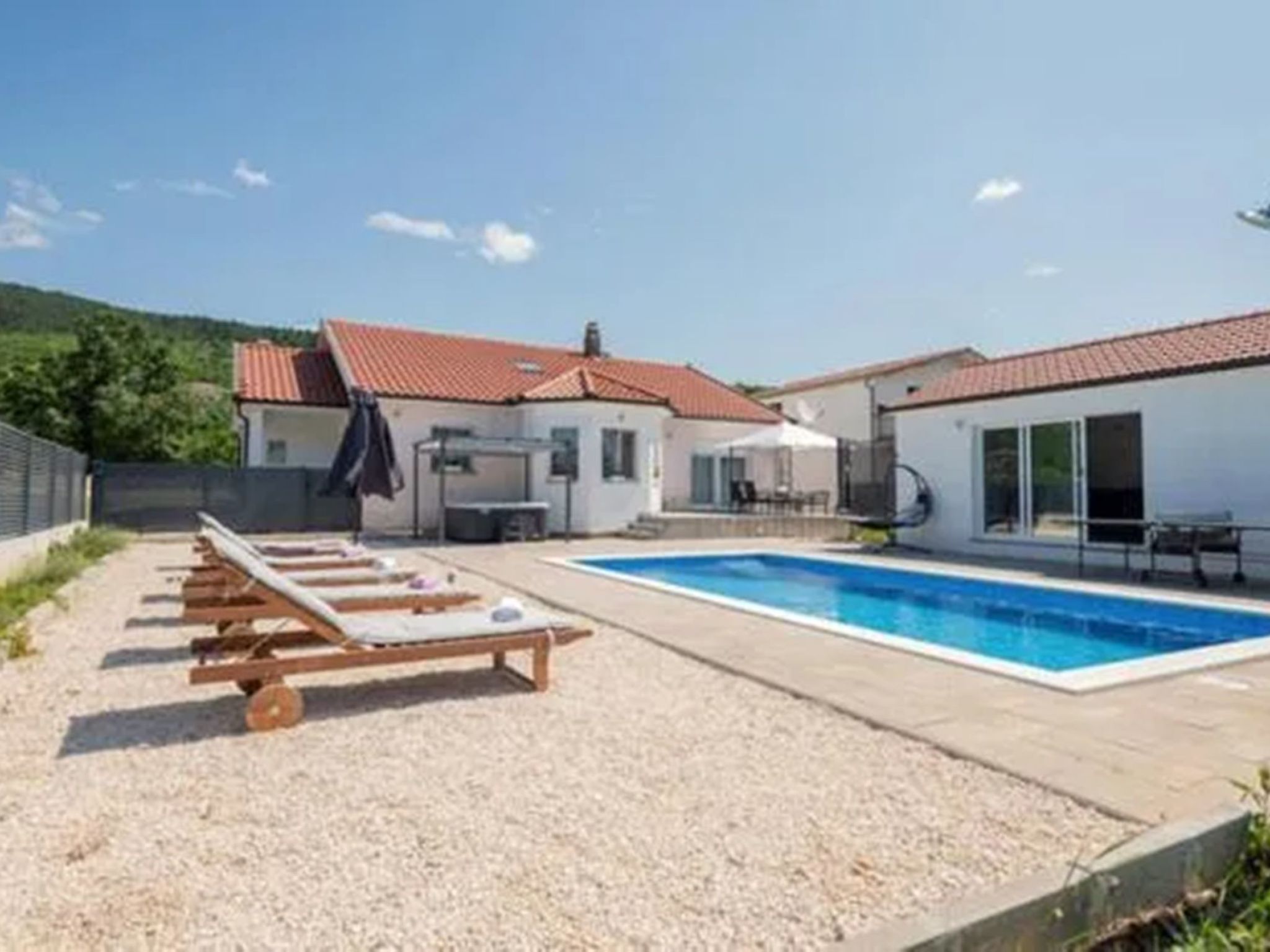 Ana mit Pool und Jacuzzi-Dedans