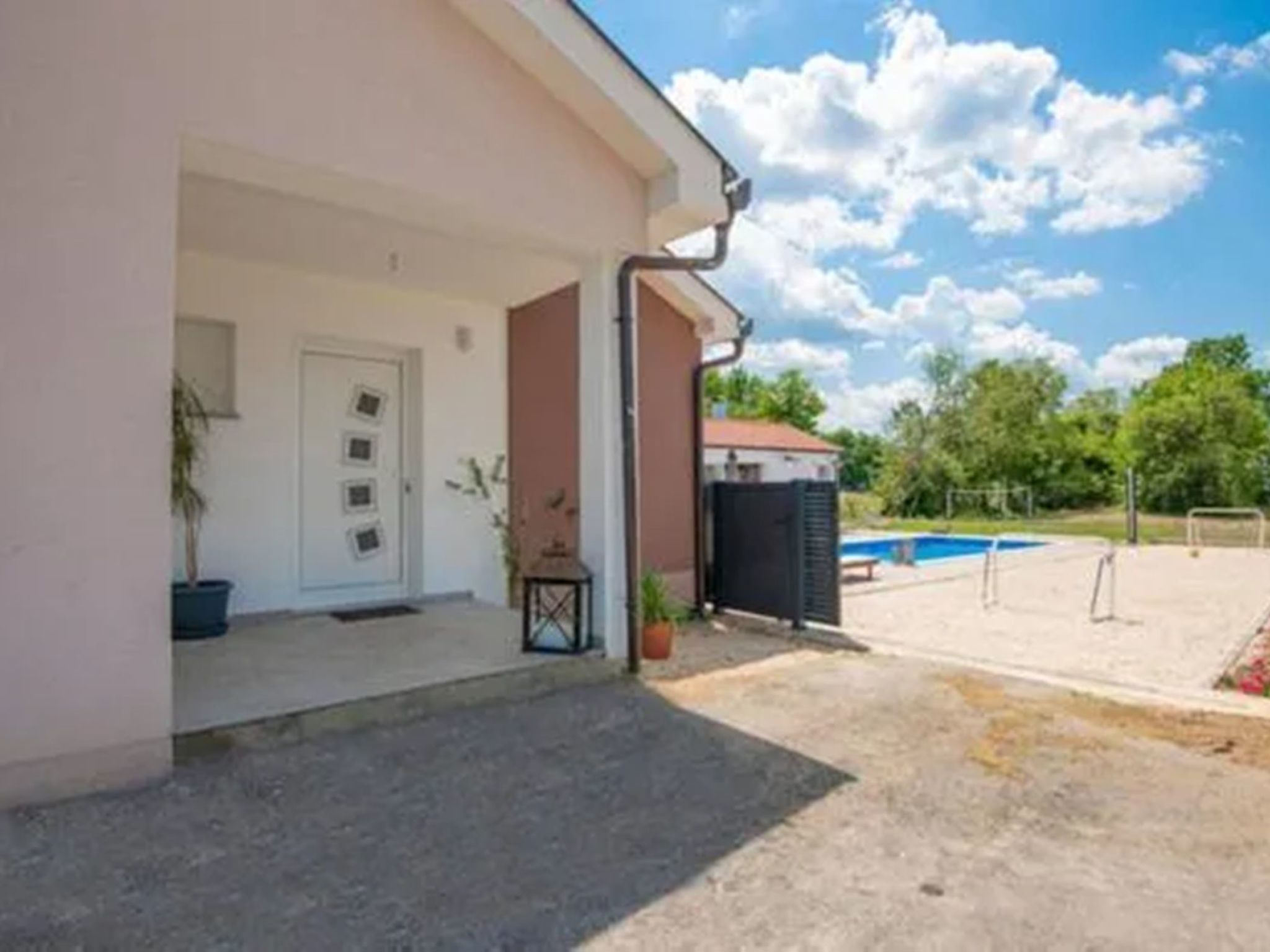 Ana mit Pool und Jacuzzi-Dedans