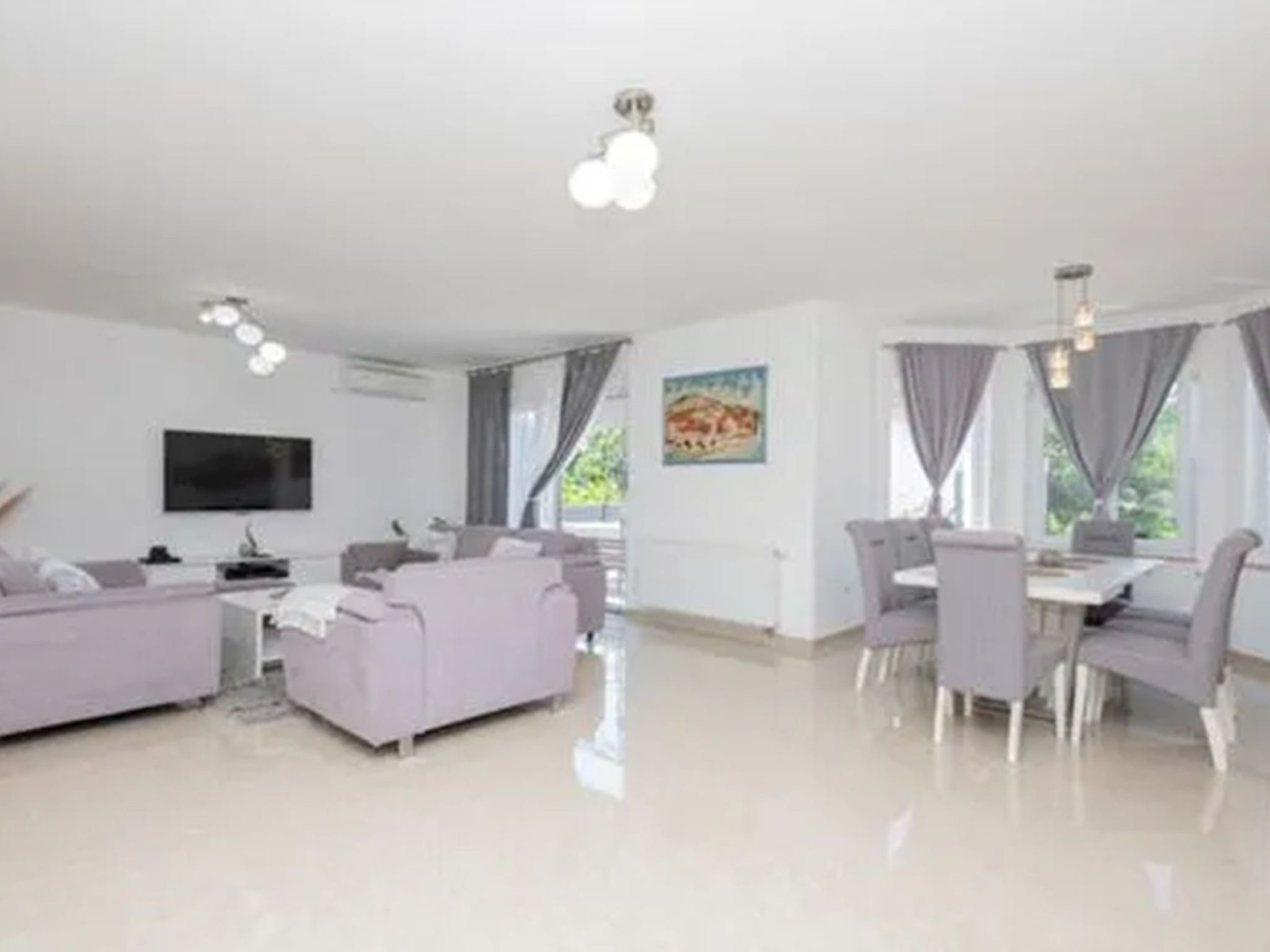 Ana mit Pool und Jacuzzi-Dedans