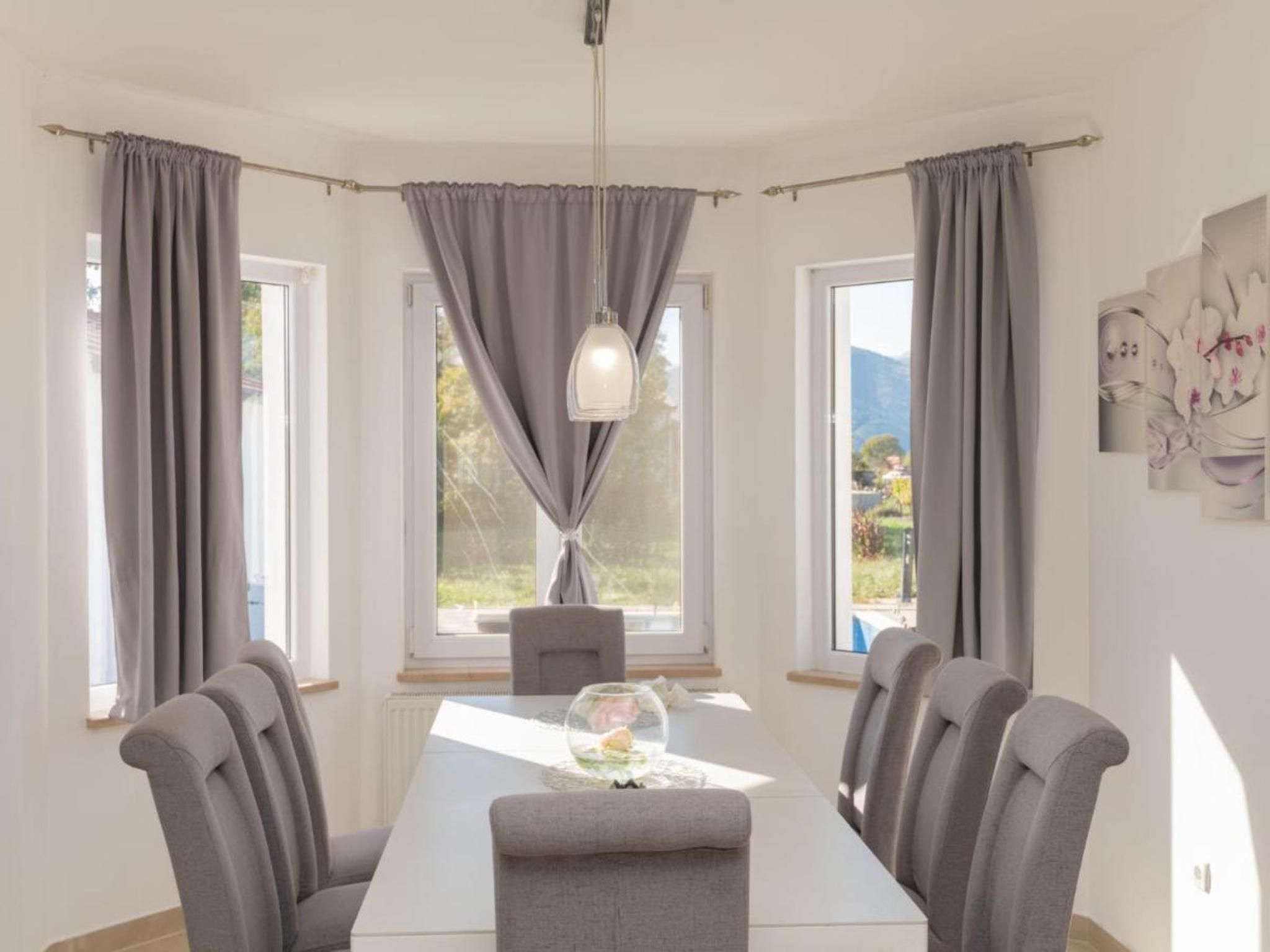 Ana mit Pool und Jacuzzi-Dedans