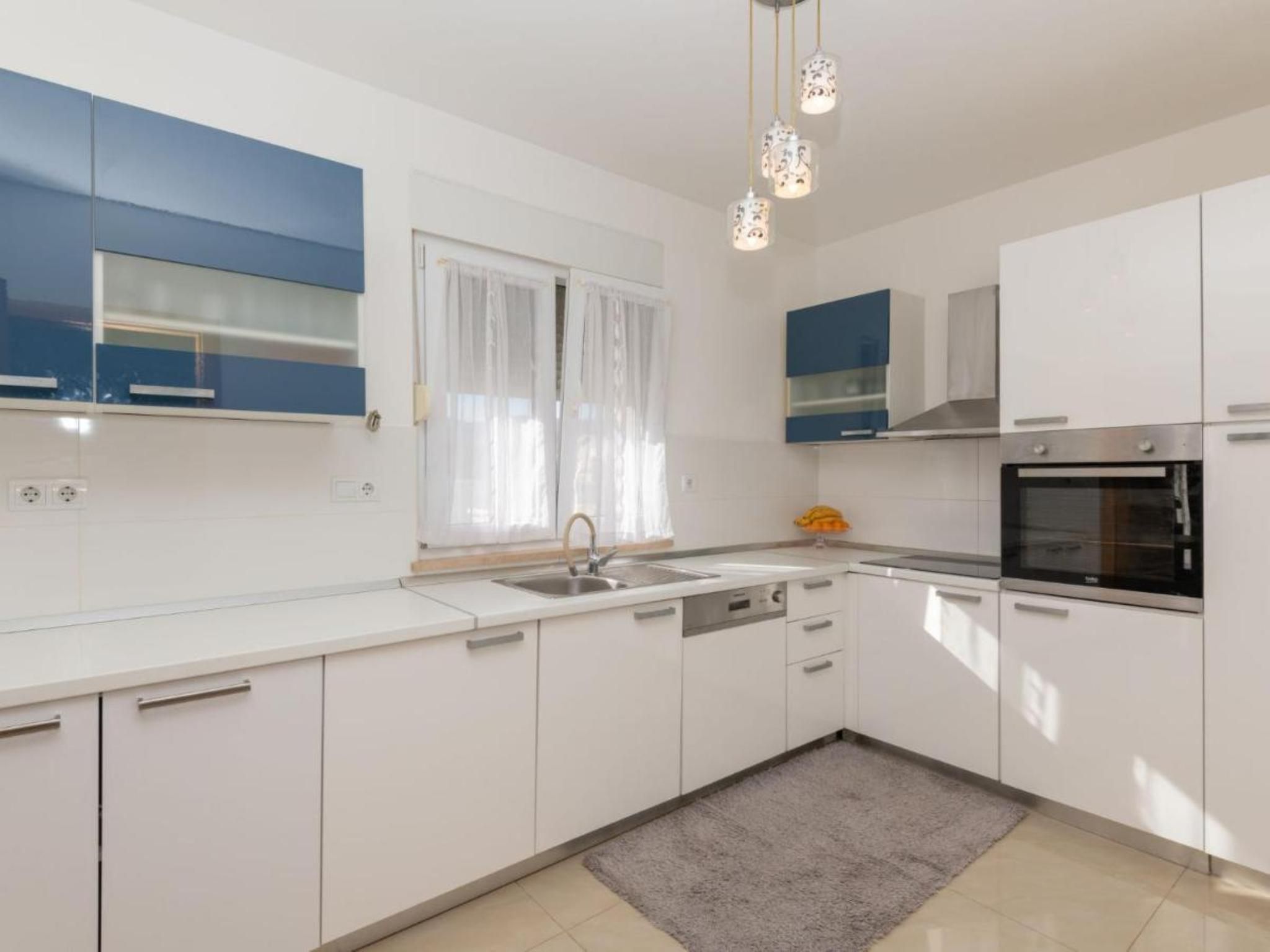 Ana mit Pool und Jacuzzi-Dedans