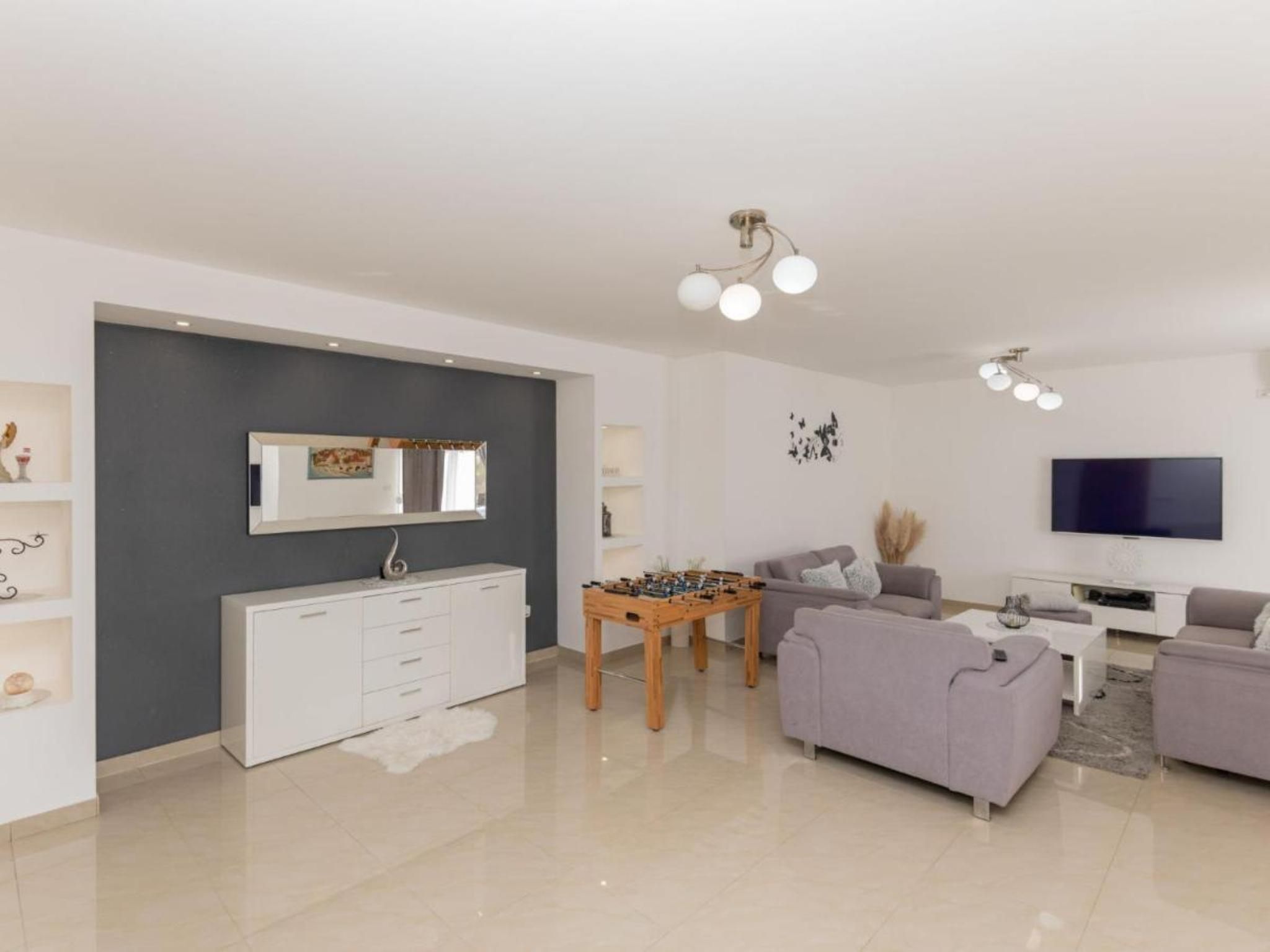 Ana mit Pool und Jacuzzi-Dedans