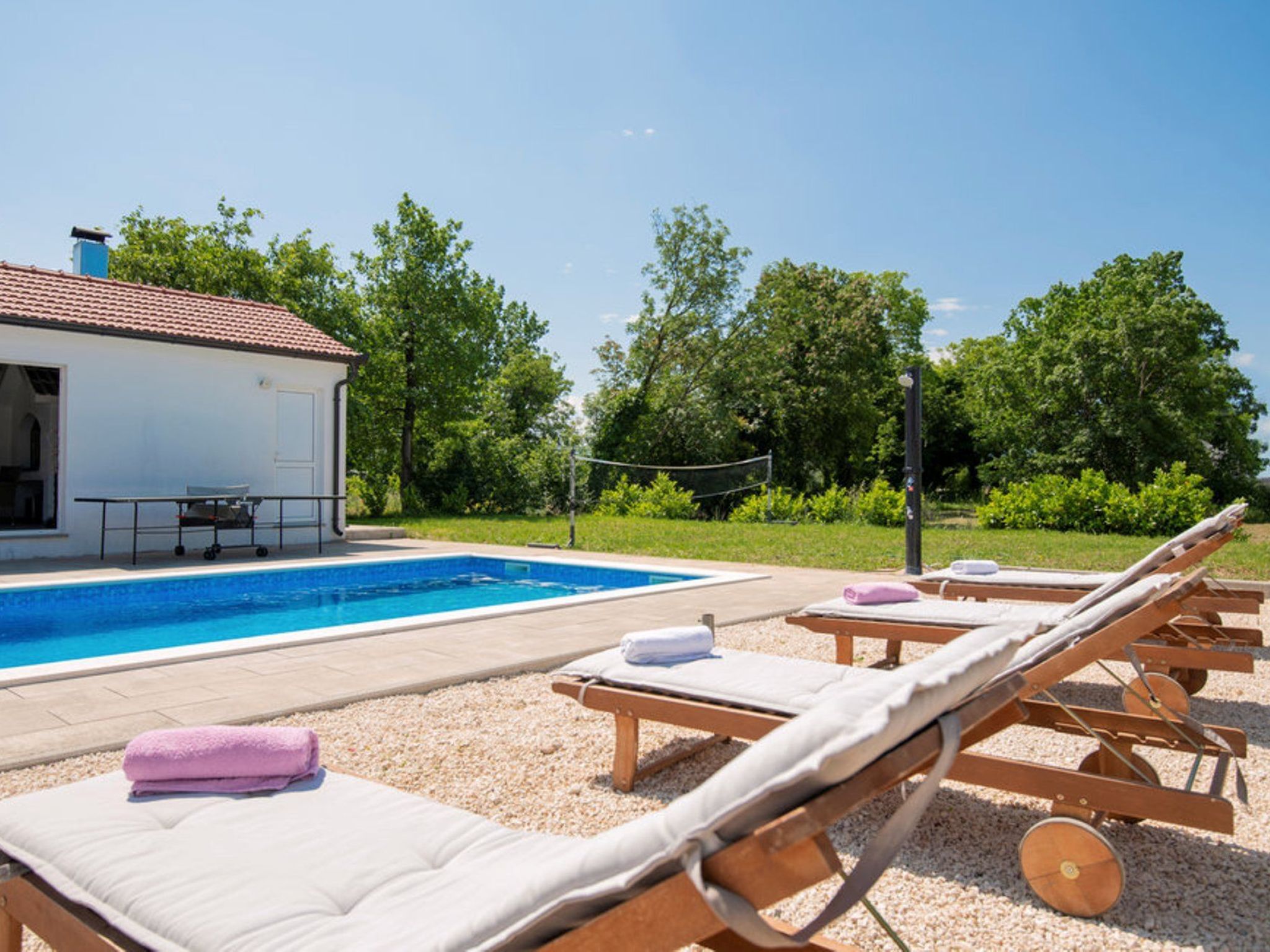 Ana mit Pool und Jacuzzi-Dedans