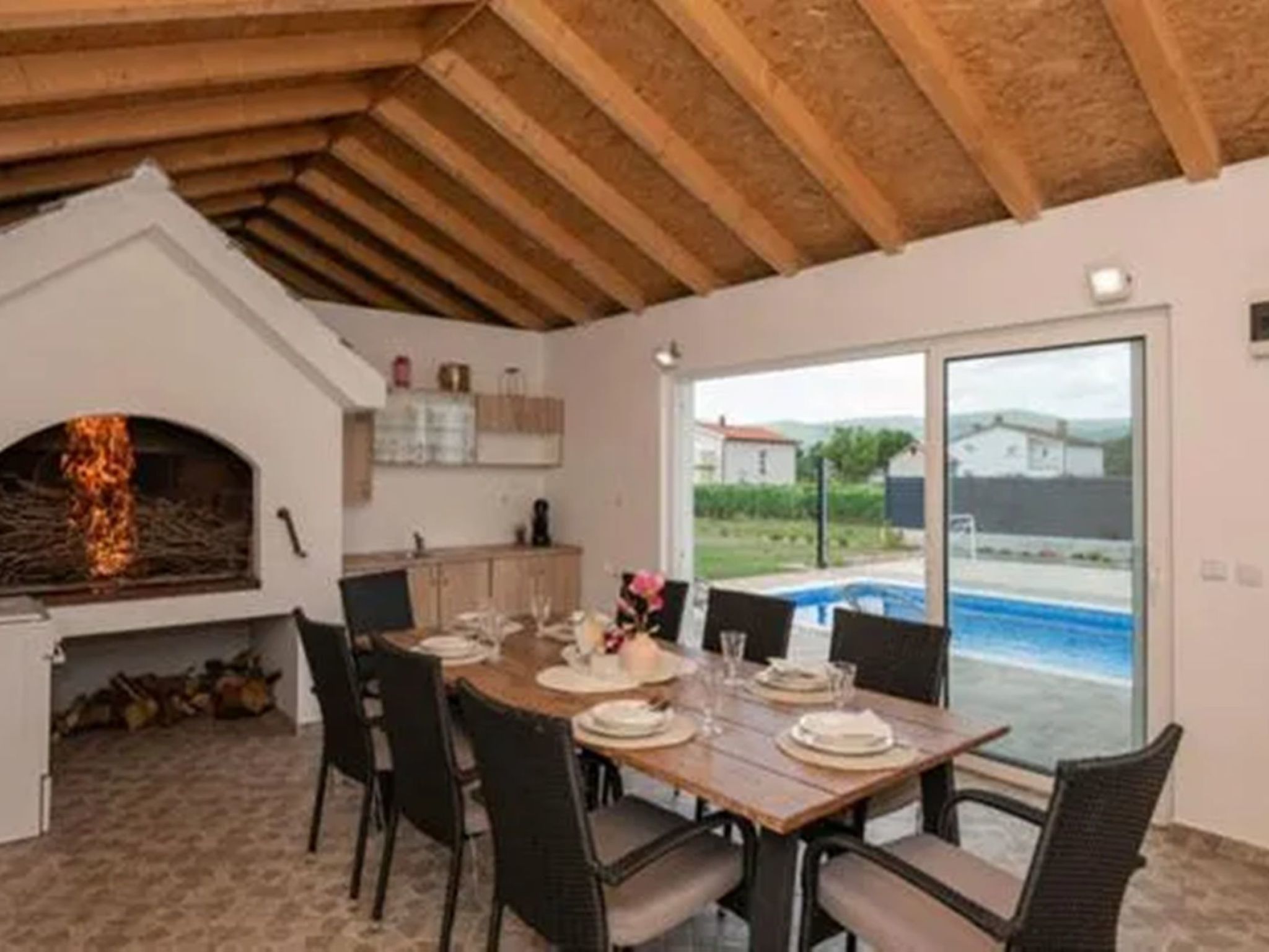 Ana mit Pool und Jacuzzi-Dedans