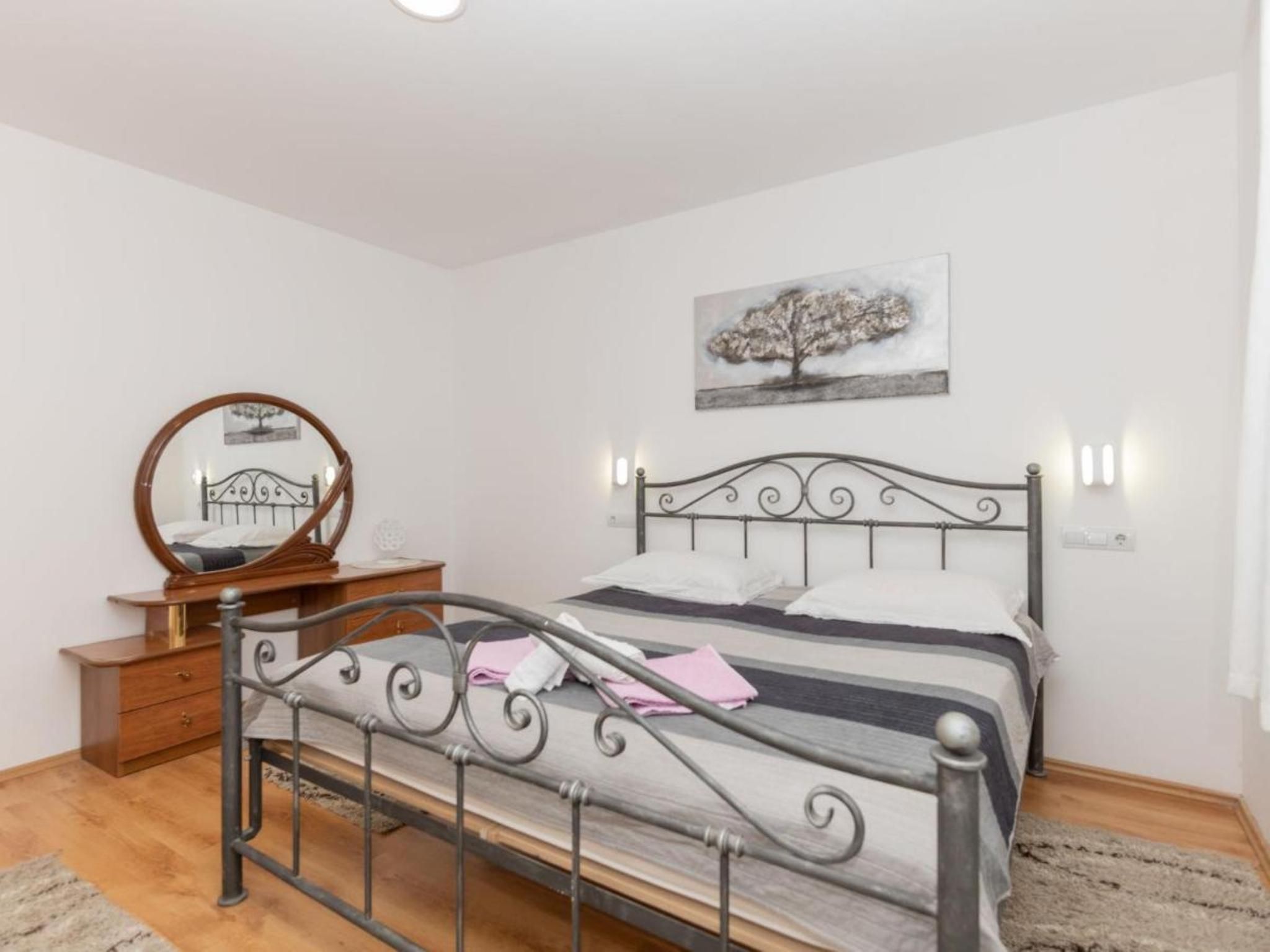 Ana mit Pool und Jacuzzi-Dedans