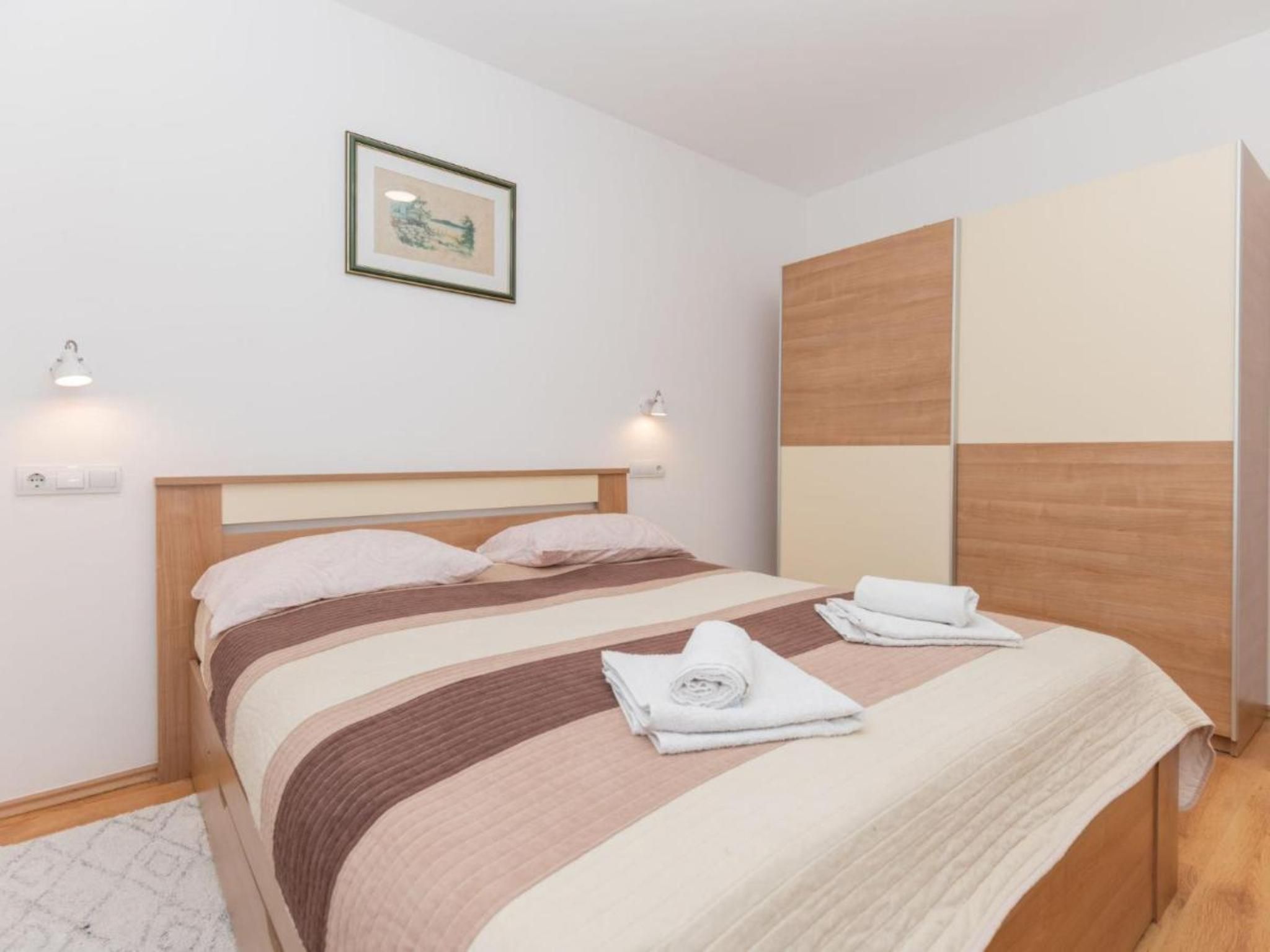 Ana mit Pool und Jacuzzi-Dedans