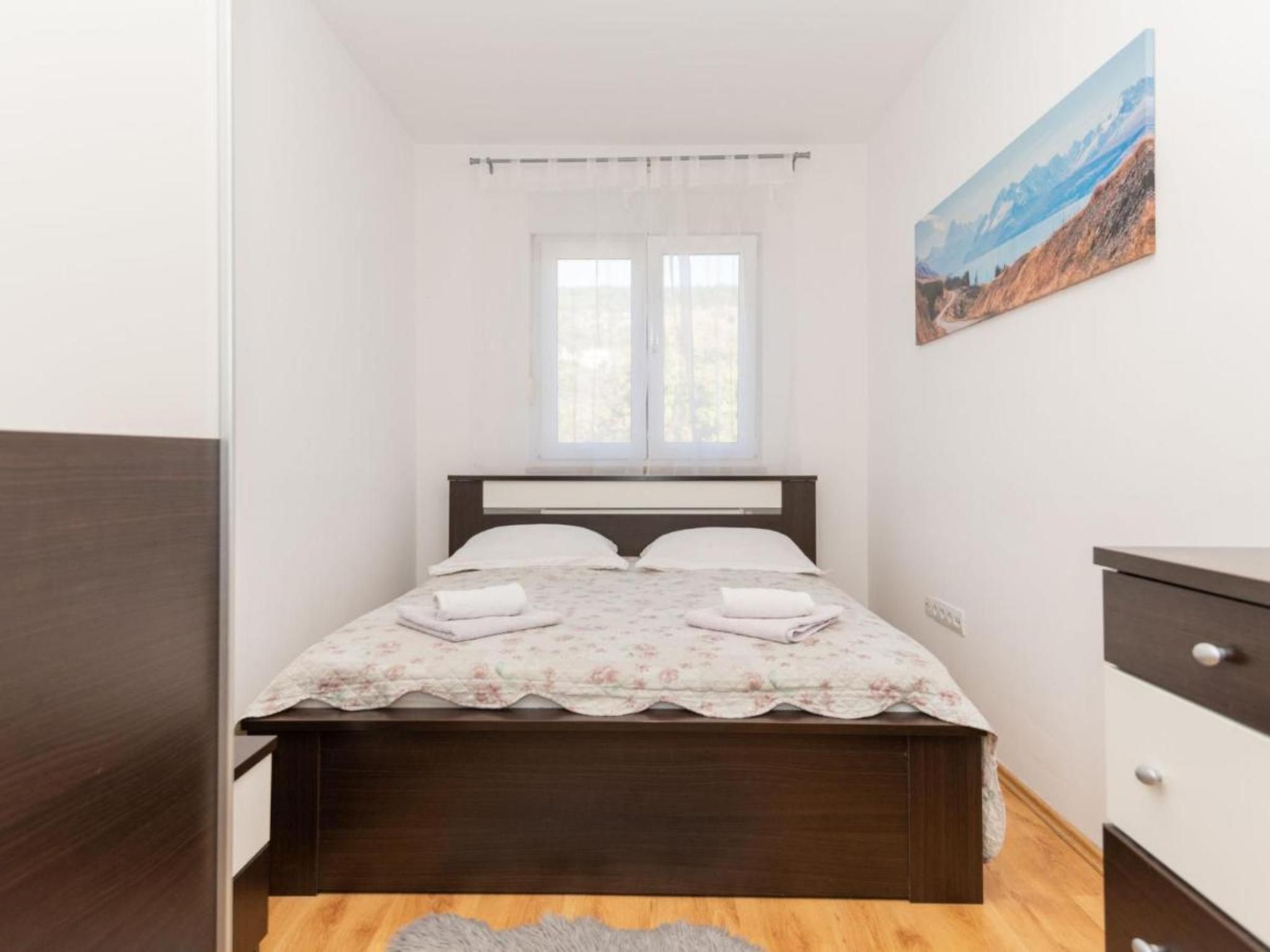 Ana mit Pool und Jacuzzi-Dedans