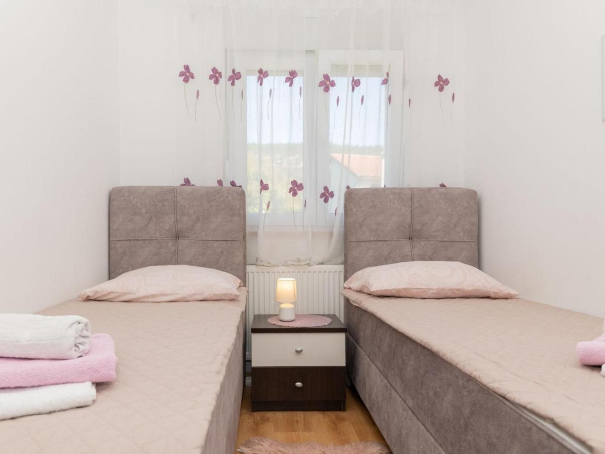 Ana mit Pool und Jacuzzi-Dedans