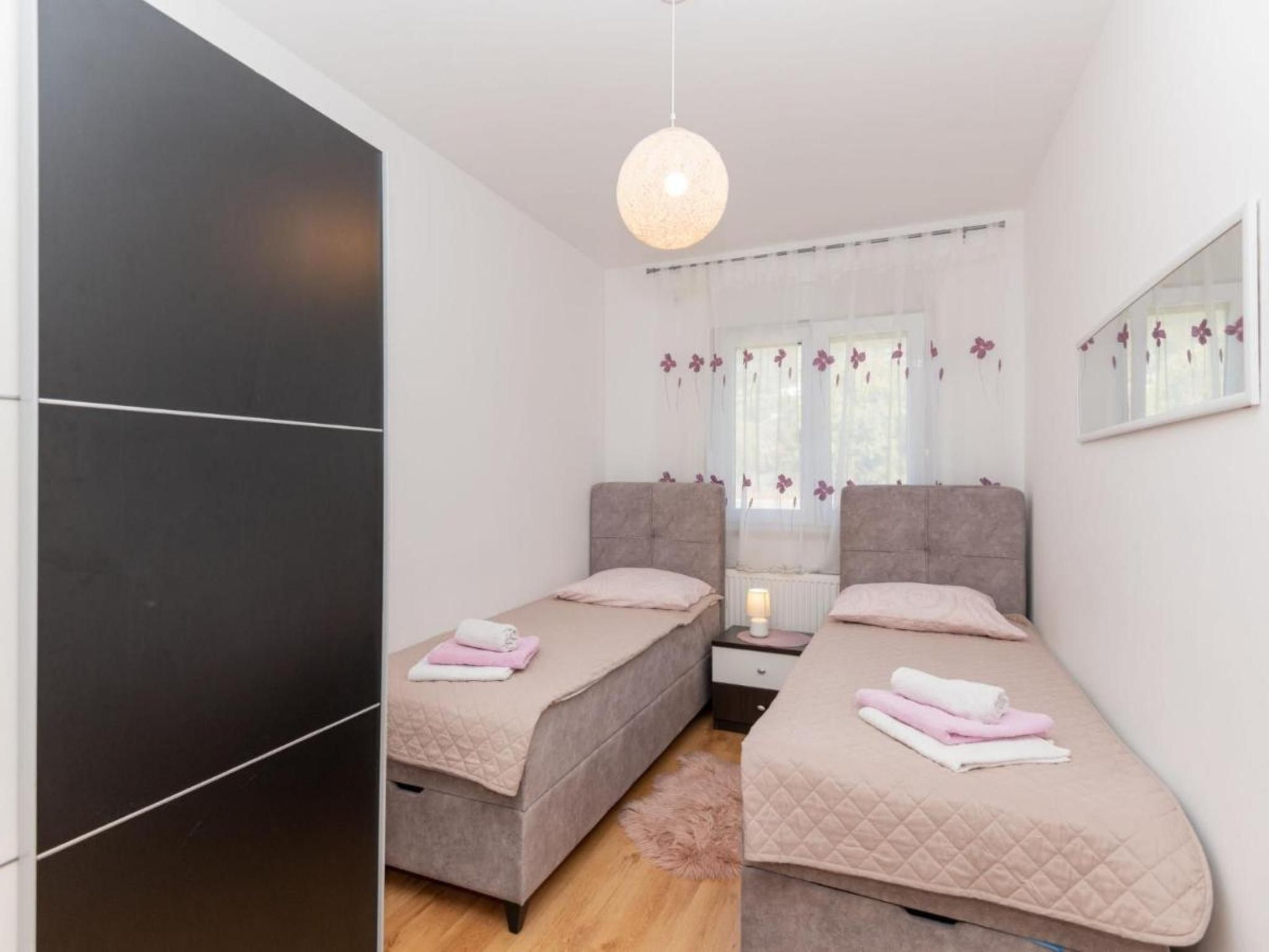 Ana mit Pool und Jacuzzi-Dedans