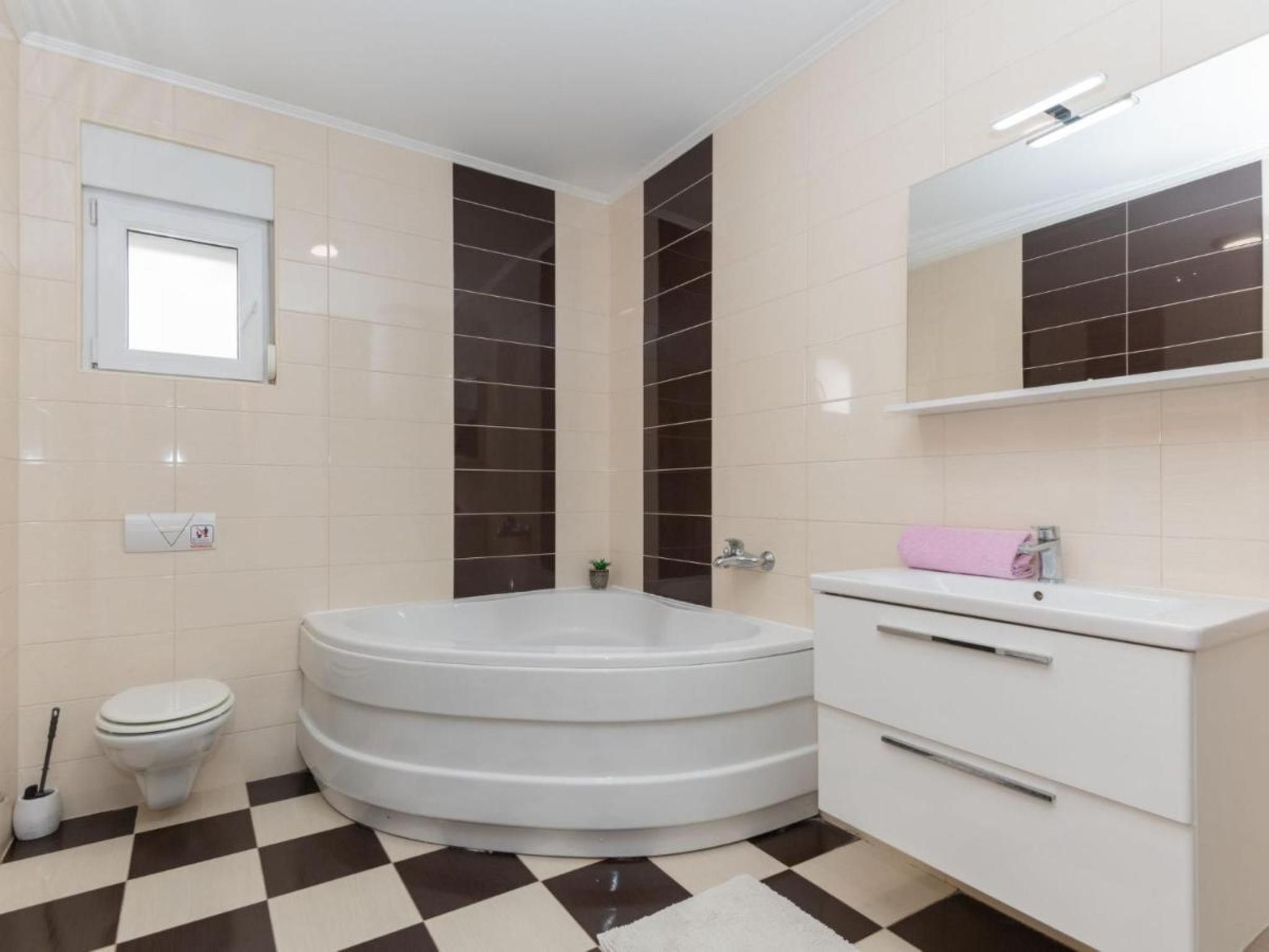 Ana mit Pool und Jacuzzi-Dedans