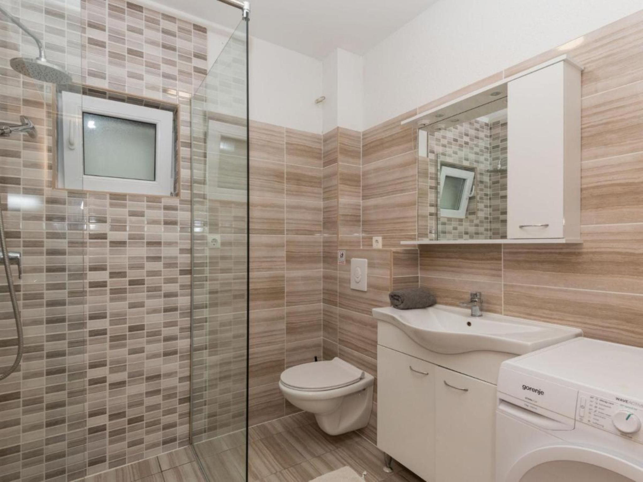 Ana mit Pool und Jacuzzi-Dedans