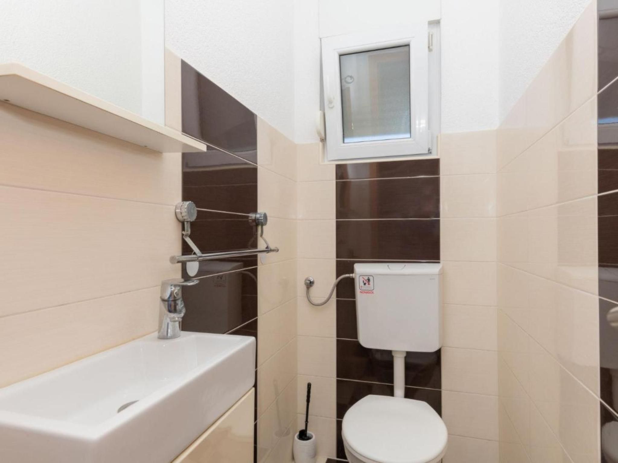 Ana mit Pool und Jacuzzi-Dedans