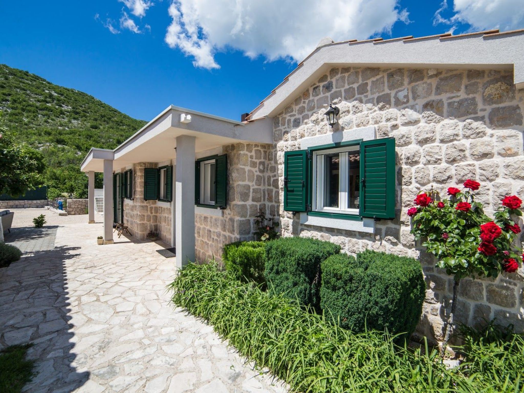 Freistehendes Ferienhaus in Duge Njive mit Privatem Pool-Dedans