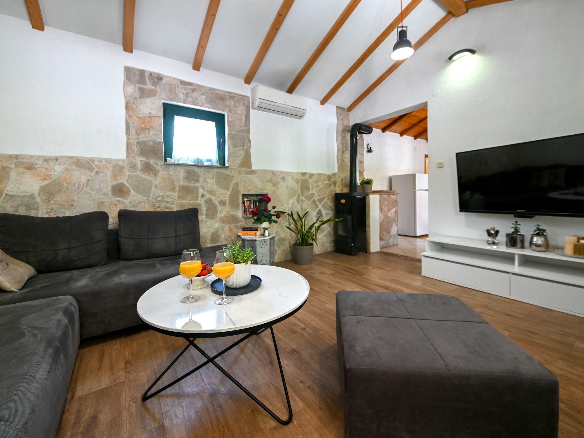 Freistehendes Ferienhaus in Duge Njive mit Privatem Pool-Dedans