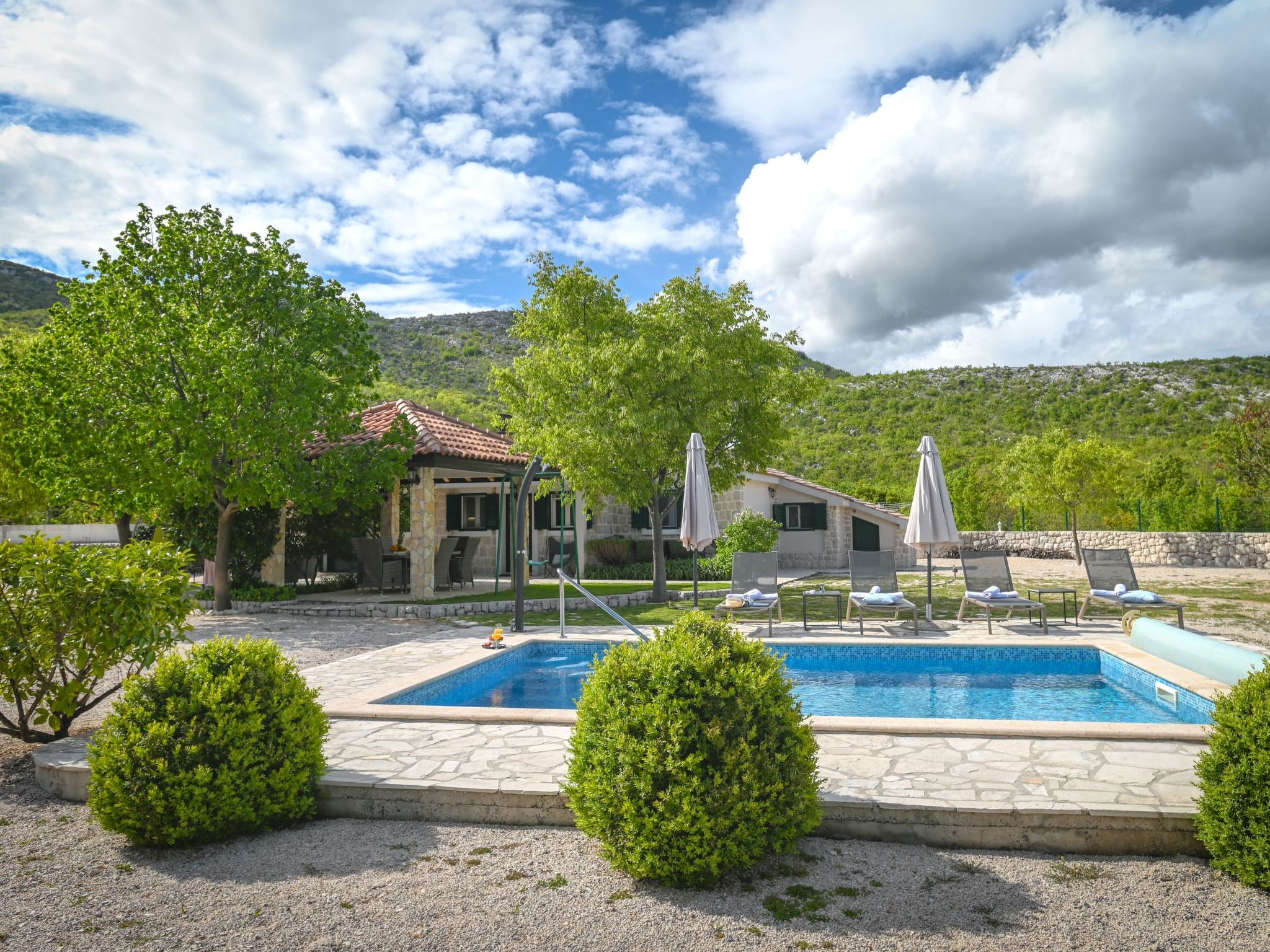 Freistehendes Ferienhaus in Duge Njive mit Privatem Pool-Dedans