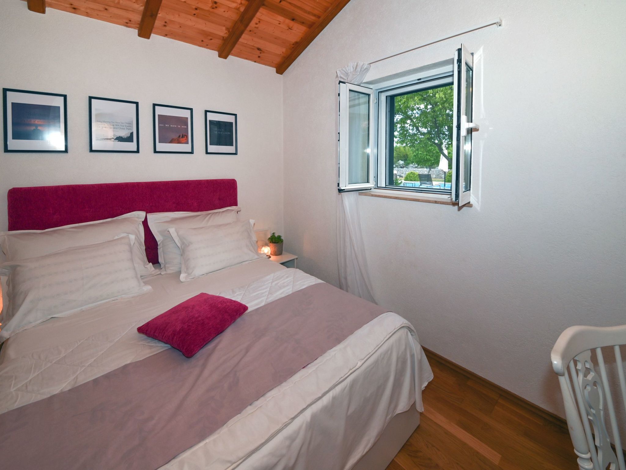 Freistehendes Ferienhaus in Duge Njive mit Privatem Pool-Dedans