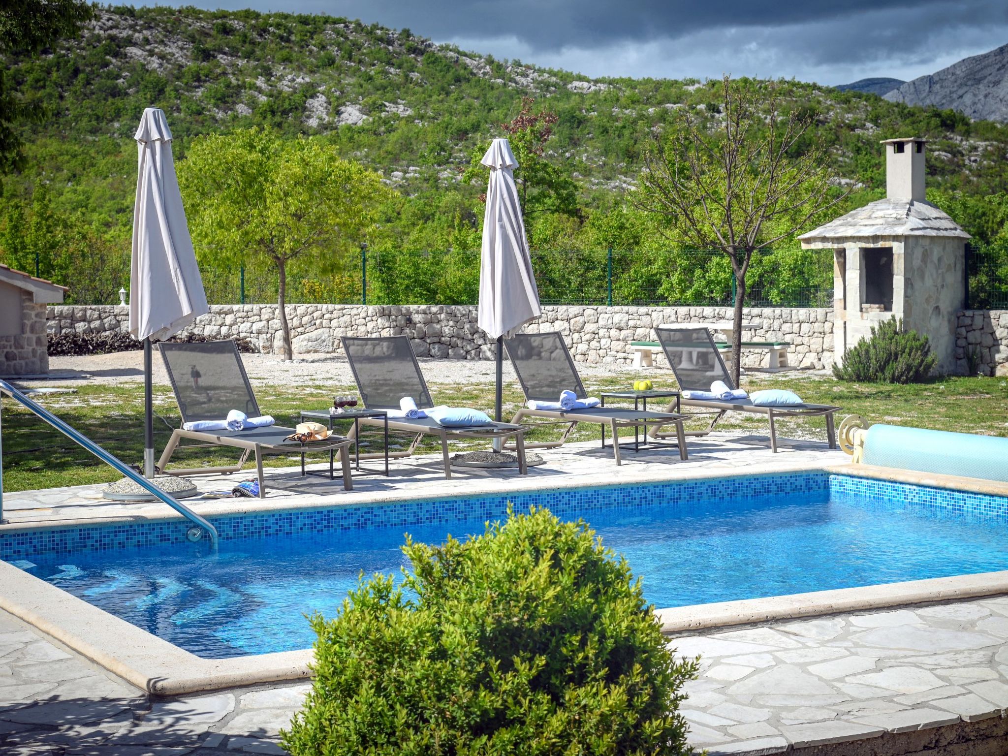 Freistehendes Ferienhaus in Duge Njive mit Privatem Pool-Dedans
