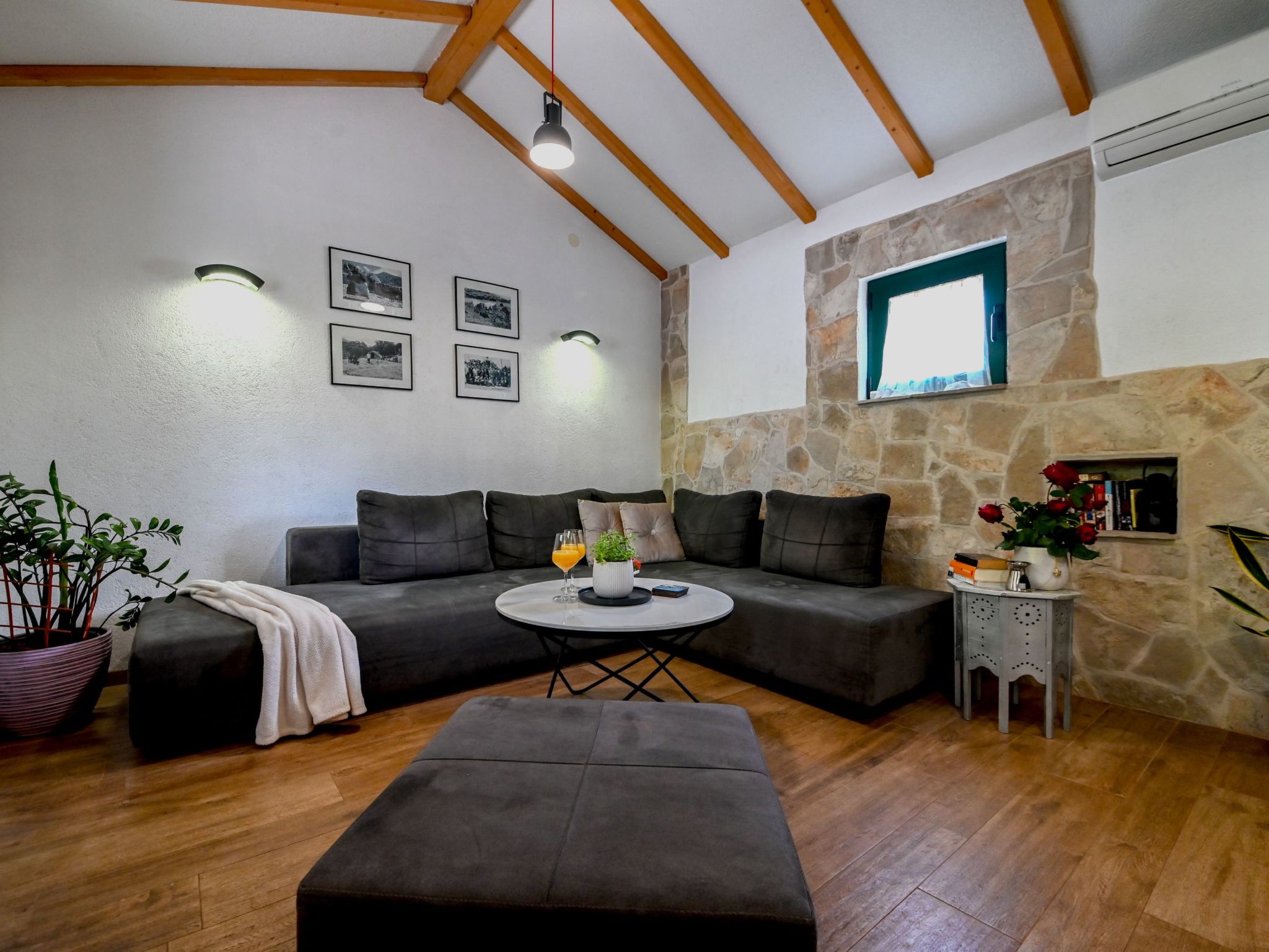 Freistehendes Ferienhaus in Duge Njive mit Privatem Pool-Dedans