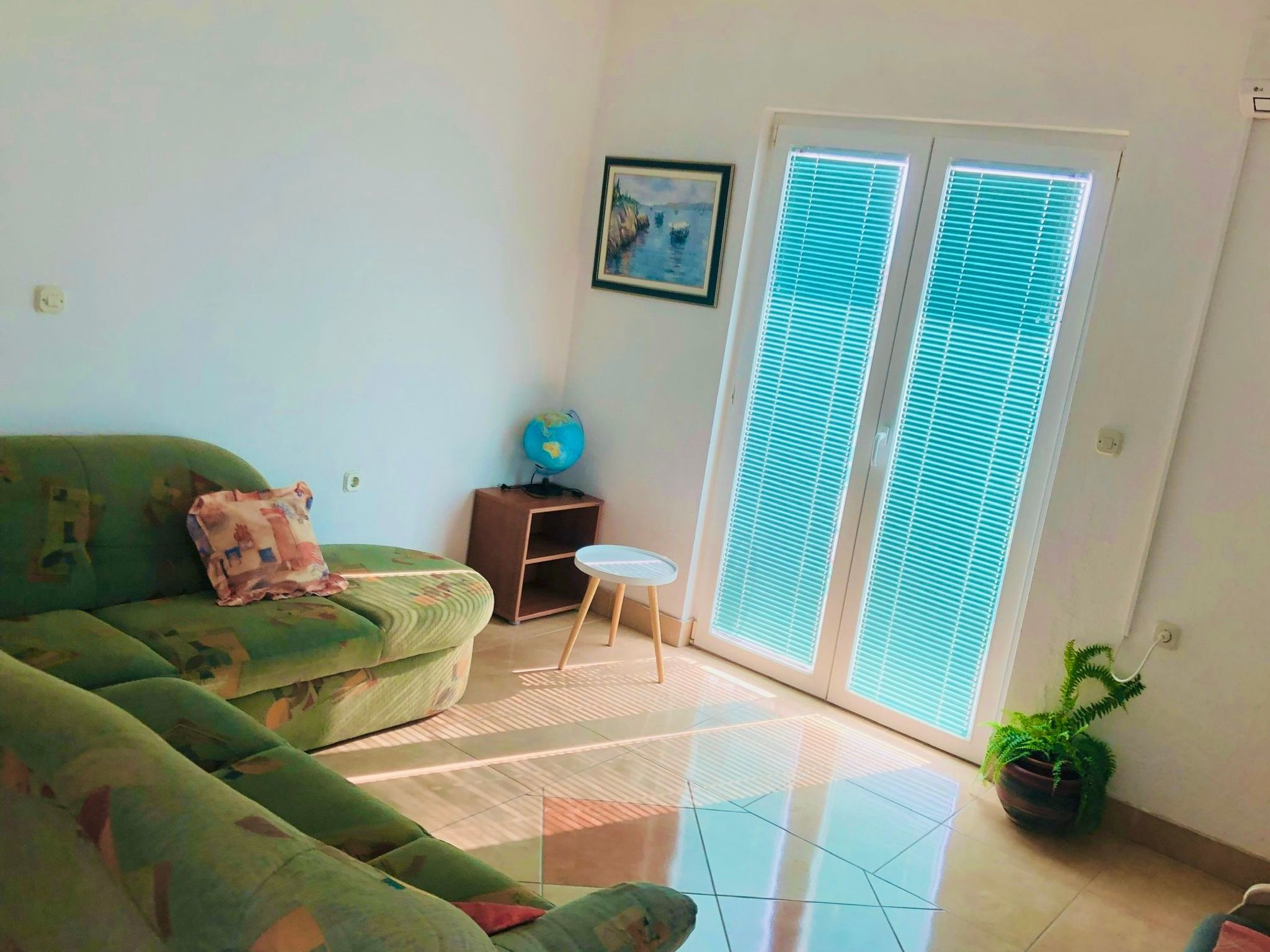 Angenehme Wohnung in Komarna mit privatem Parkplatz-Binnen